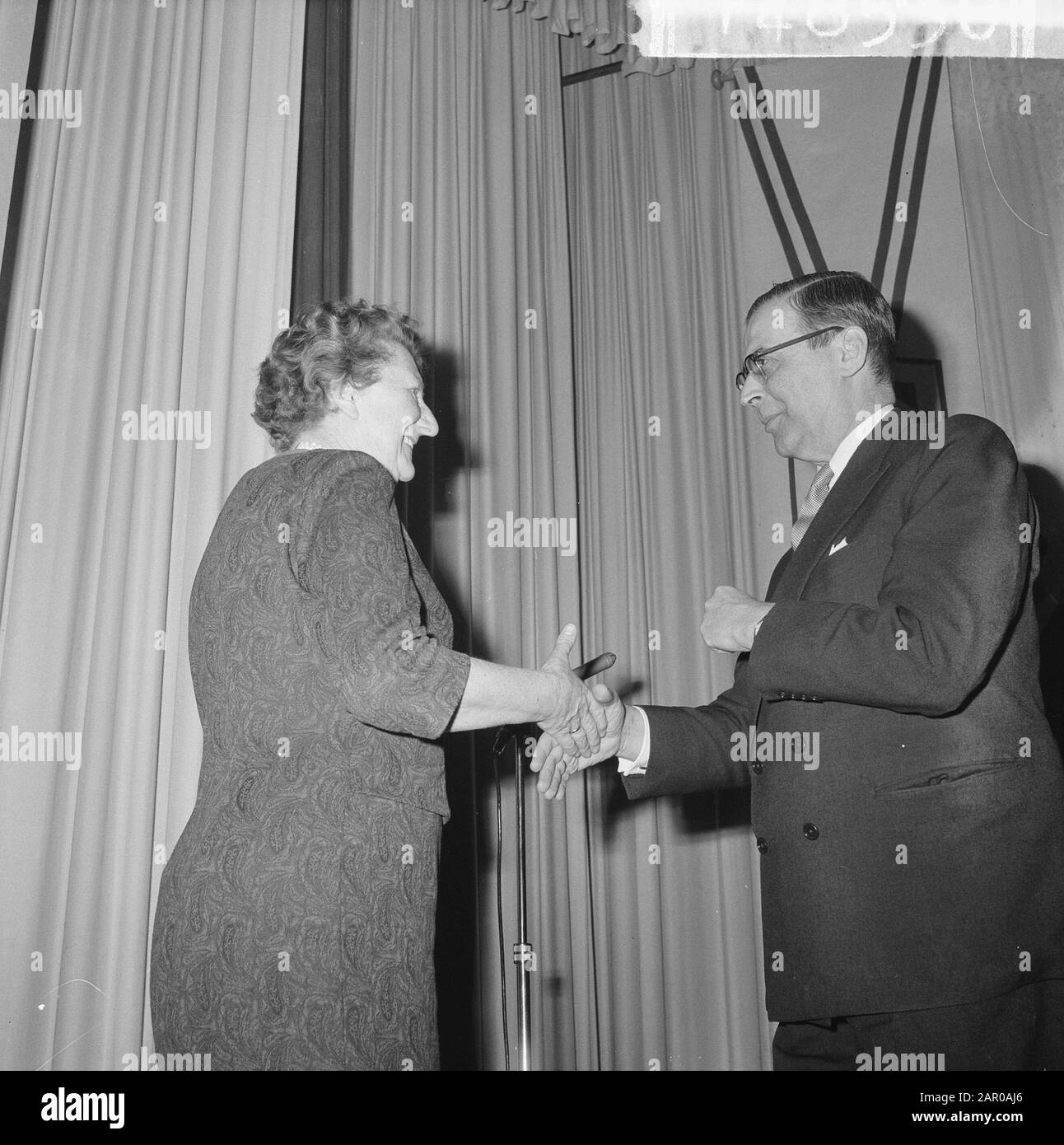 Ehepaar erhält Ehrenmedaille, frau. Combrink und Bürgermeister Van Hall Datum: 21. Februar 1963 Stichwörter: Bürgermeister, Paare persönlicher Name: Combrink Stockfoto