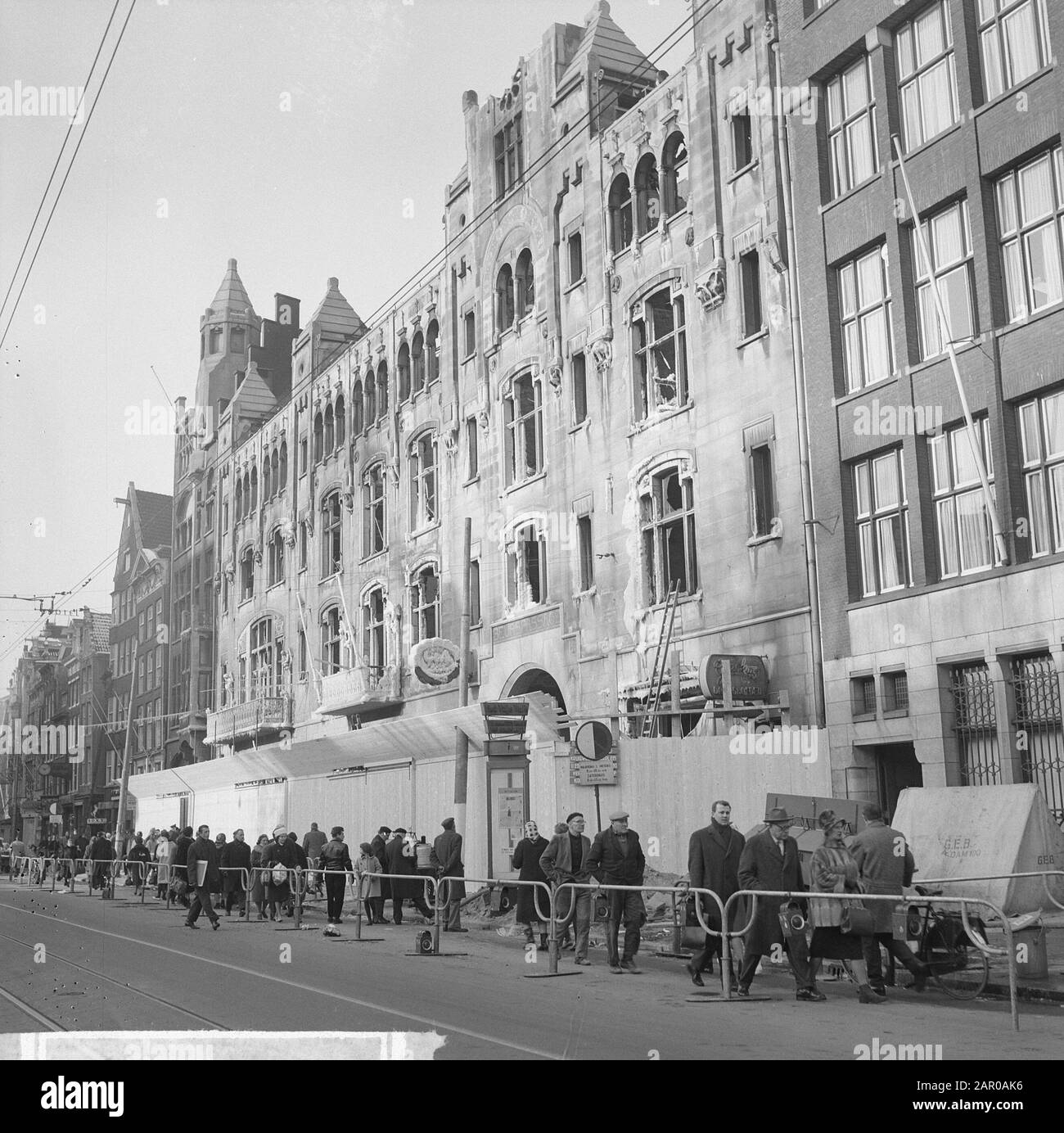 Zäune, die Gebäude C und EIN Damrak niederbrannten Datum: 21. Februar 1963 Schlagwörter: Feuer, Gebäude, Zäune Institutionenname: C&A Stockfoto