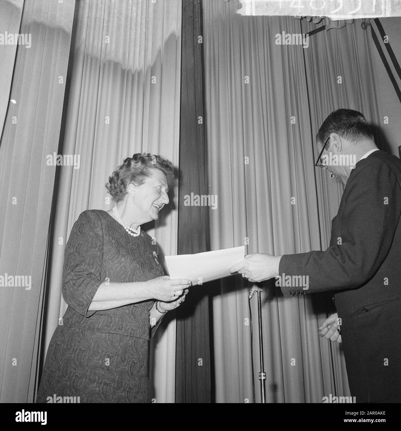 Ehepaar erhält Ehrenmedaille, frau. Combrink und Bürgermeister Van Hall Datum: 21. Februar 1963 Stichwörter: Bürgermeister, Paare persönlicher Name: Combrink Stockfoto