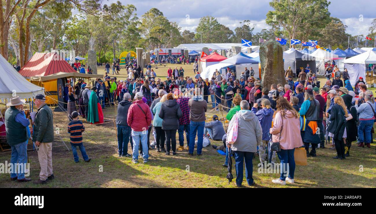 Die Menge, die die Waffenvorführung Von Living History auf dem Glen Innes Celtic Festival NSW beobachtet Stockfoto