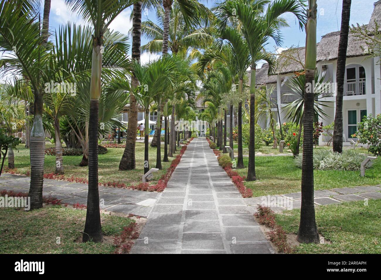 Gepflasterter Fußgängersteg auf Der Veranda Palmar Beach Hotel and Spa, Mauritius. Stockfoto