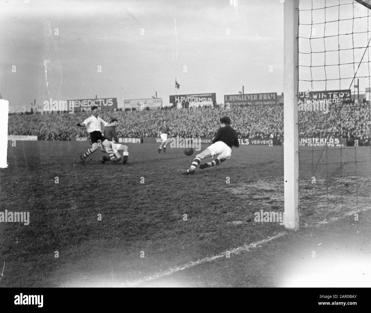 Fußball-Sparta-Stadion. Ein Spielmoment Datum: 13. November 1948 Schlagwörter: Stadion, Sport, Fußball-Institution Name: Sparta Stockfoto