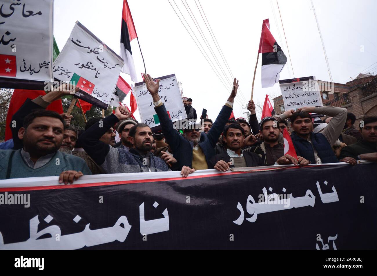 Peschawar, Pakistan. Januar 2020. Anhänger der Qaumi Watan Party (QWP) singen während eines Protestes gegen die Preiserhöhung und den Mangel an Weizenmehl in Peschawar am 24. Januar 2020 regierungsfeindliche Slogans. - Laut Lokalen Medienberichten hat Pakistans Wirtschaftskoordinierungsausschuss (PECC) am 20. Januar einen Vorschlag zur Einfuhr von 300.000 Tonnen Weizen angenommen, um einen landesweiten Mangel zu überwinden, der die Preise für die Grundnahrungsmittel drastisch erhöht hatte. (Foto von Hussain Ali/Pacific Press) Credit: Pacific Press Agency/Alamy Live News Stockfoto