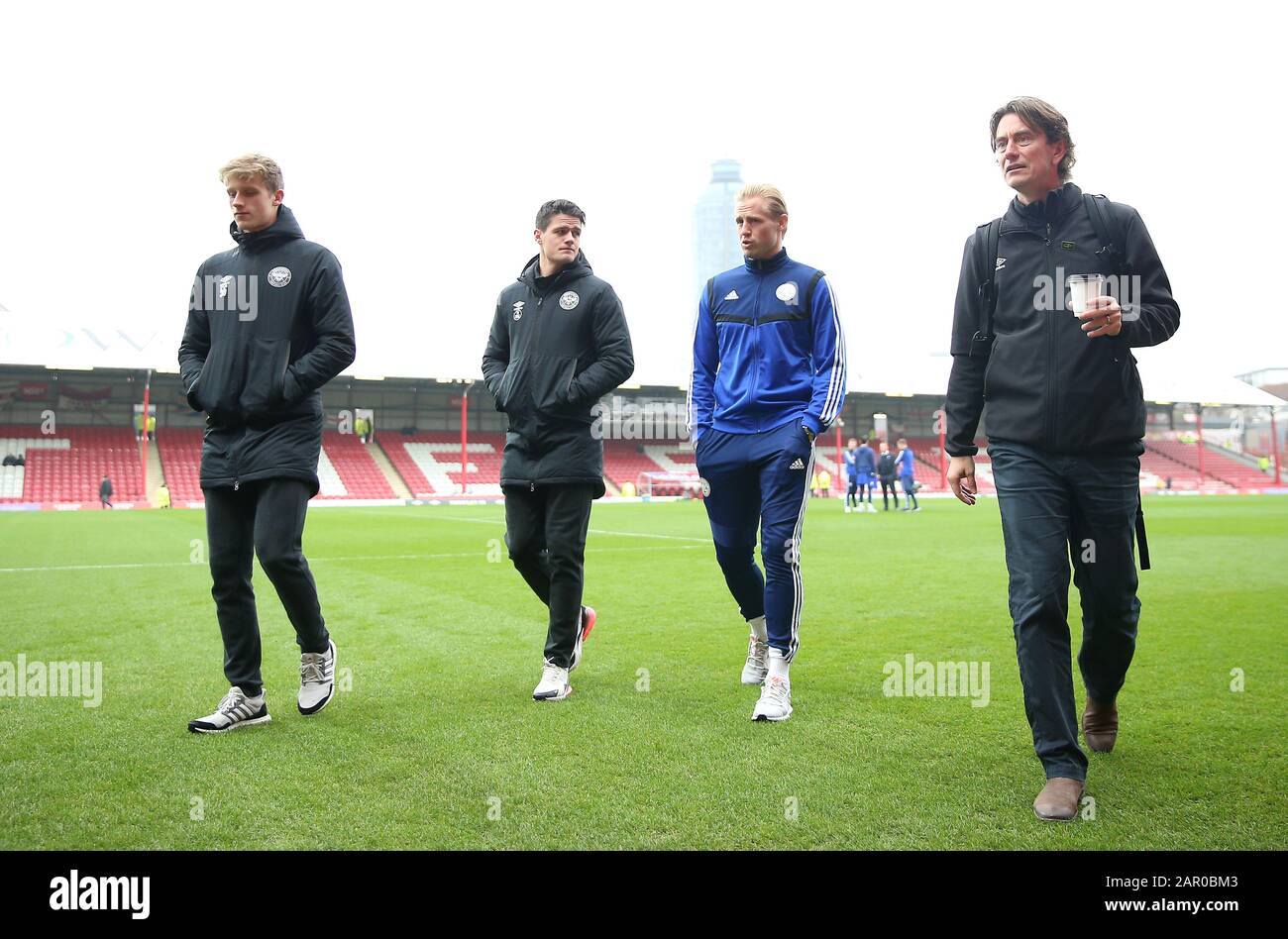Leicester City Torhüter Kasper Schmeichel (Mitte) und Brentford-Manager Thomas Frank (rechts) vor dem vierten Vorrundenspiel des FA Cup in Griffin Park, London. Stockfoto