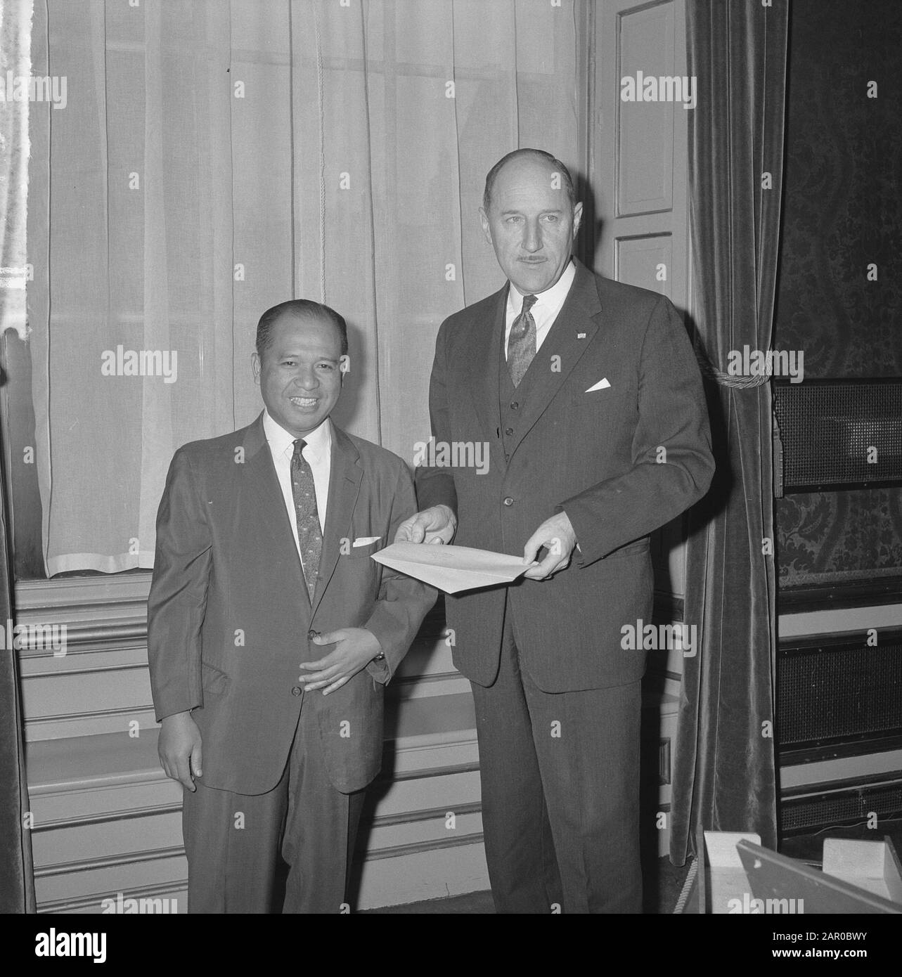 Minister Luns erhielt Case Agent für Indonesien M. Sjarif im Außenministerium. LUNs und Sharif Datum: 3. April 1963 Ort: Indonesien Personenname: LUNs, J.A.M.H.s, Luns, Joseph Institution Name: Außenministerium Stockfoto