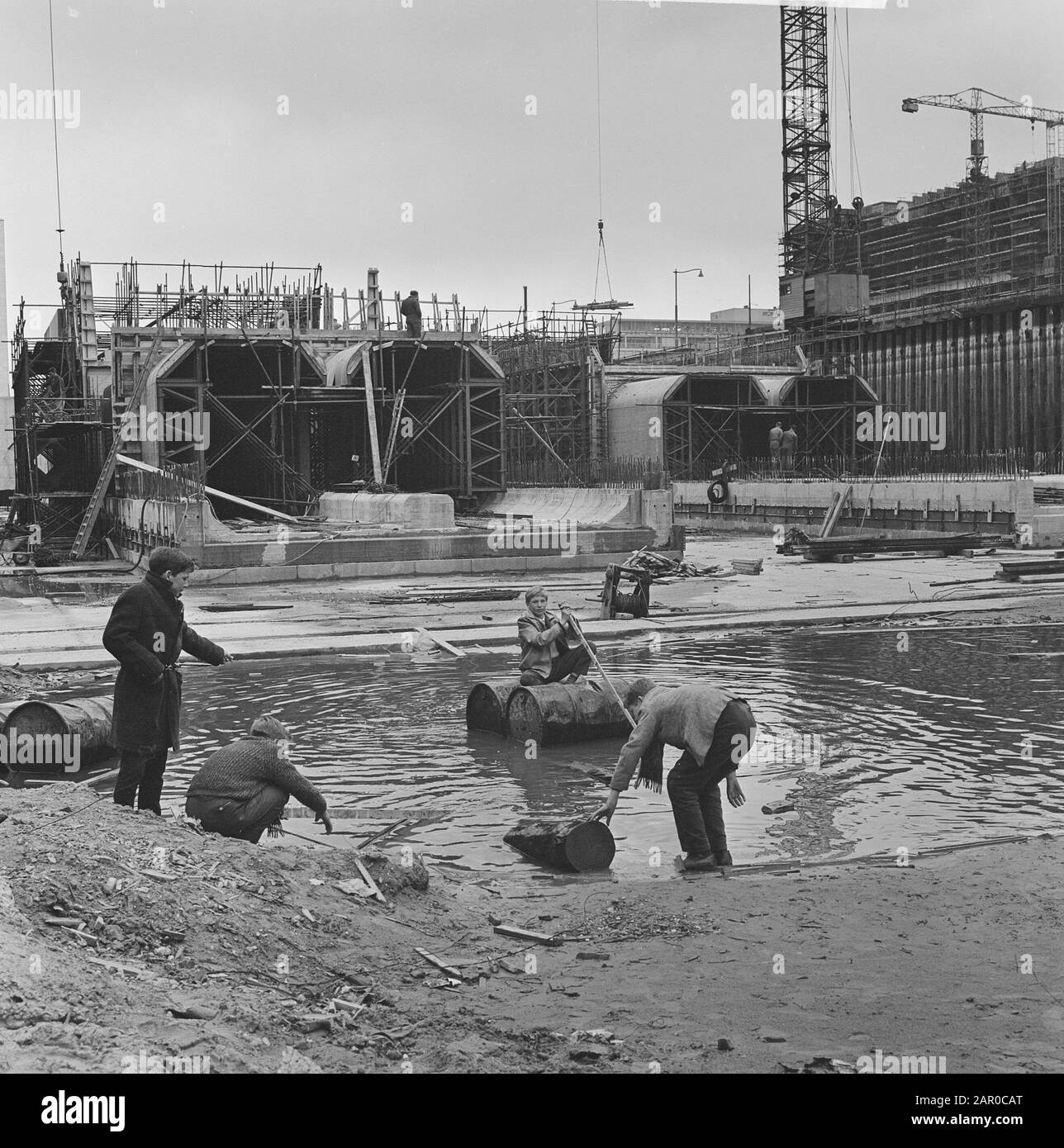 Metro-bouw in Rotterdam (Baustelle an der Weena) Datum: 15. Mai 1962 Standort: Rotterdam, Zuid-Holland Schlüsselwörter: Gebäude Brunnen, U-Bahn Stockfoto