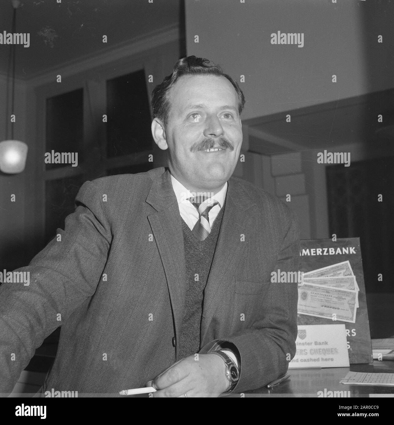 Kassierer O.A. Eliam versteht den englischen Mann und die Frau Datum: 16. Mai 1962 Ort: Amsterdam, Noord-Holland persönlicher Name: Damrak, O.A. Eliam Stockfoto