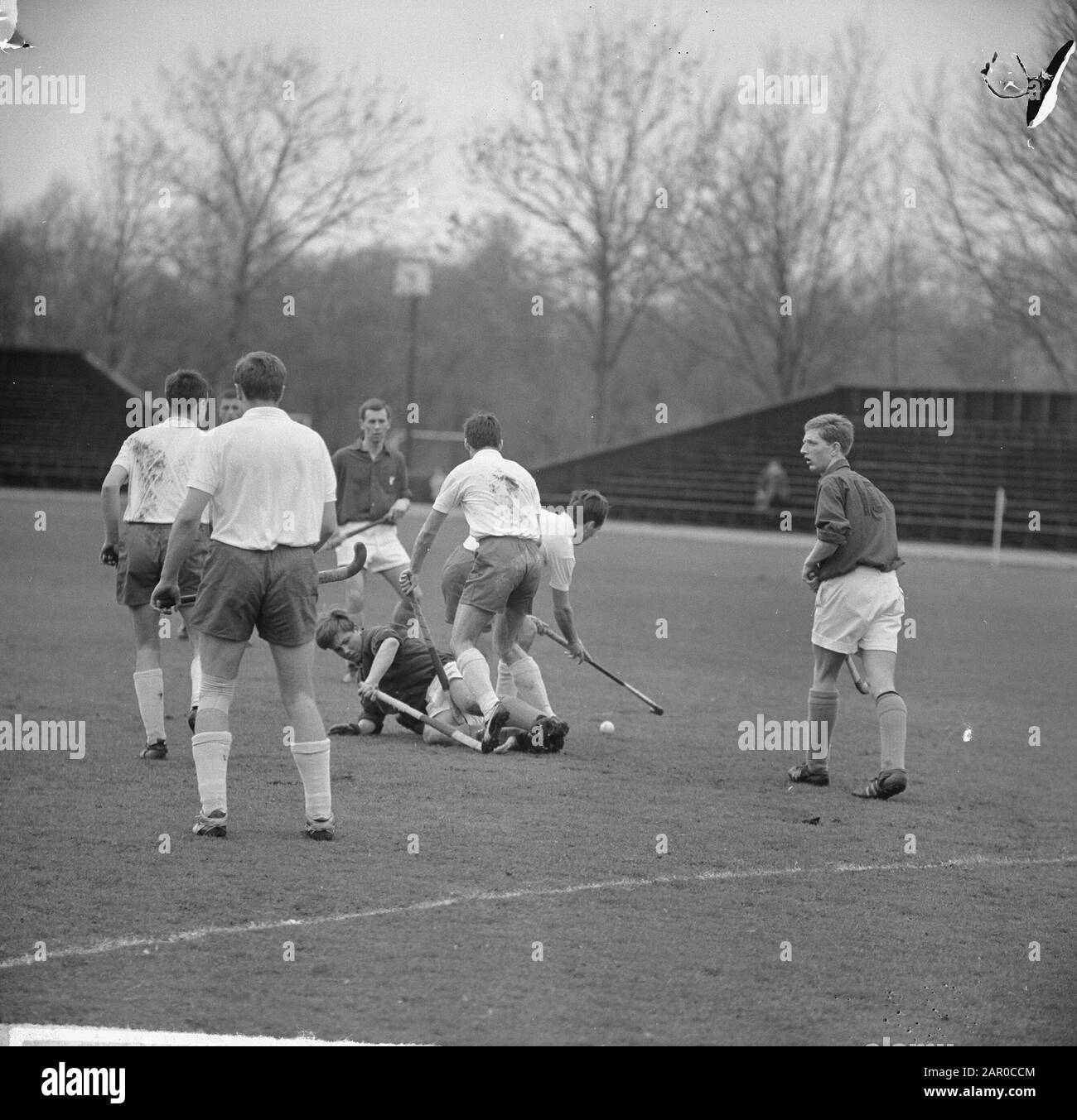 Hockey Nederland-B gegen Westfalen 2:0, Spielmoment aus dem Spiel Datum: 20. April 1963 Schlagwörter: Hockey, Spiele Stockfoto