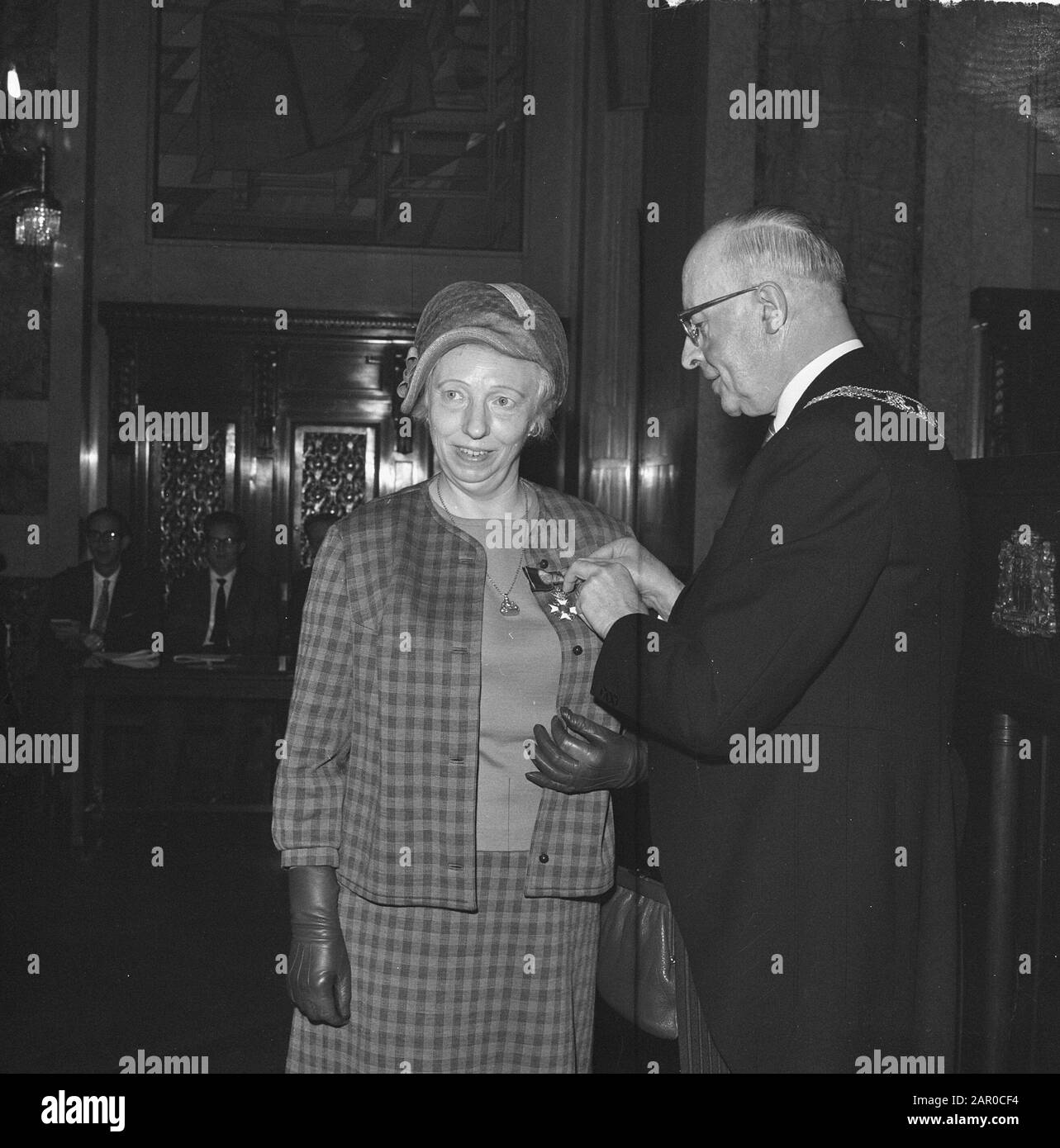 Bandtag in Rotterdam. Bürgermeister Van Walsum überreicht Fräulein Nancy Zeelenberg (ehemaliges Mitglied der PvdA, Stadtrat von Rotterdam), Ritter des Orden Nederlandse Leeuw; Stockfoto