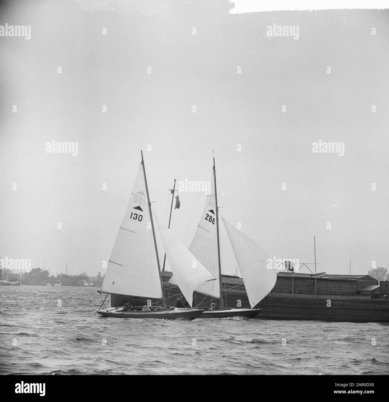 Nationale Segelrennen auf dem Westeinder Plassen. Pampusklasse langs de Buoy Datum: 7. Juli 1963 Schlagwörter: Sport, Segeln Stockfoto