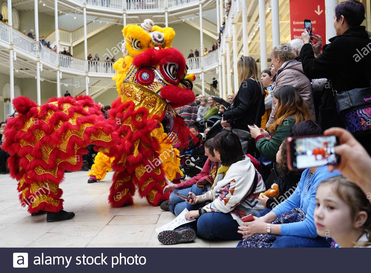Edinburgh, Schottland, Großbritannien. Januar 2020. Wir feiern das chinesische Neujahr, Das Jahr der Ratte, im schottischen Nationalmuseum mit Auftritten in Partnerschaft mit dem Konfuzius-Institut für Schottland. Chinese Lion Dance, Taichi-Schwert-Demonstration, Chinesische Guzheng Music Performance. Credit: Craig Brown/Alamy Live News Stockfoto