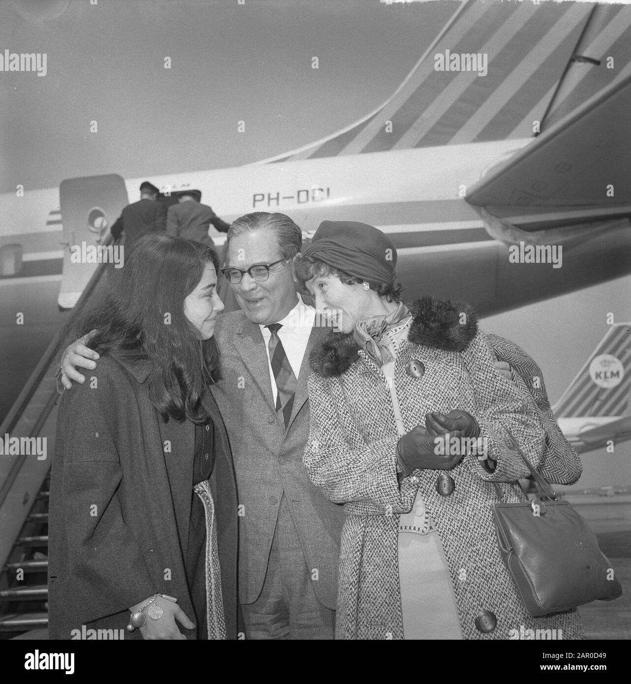 Gouverneur Debrot in unserem Land. Janes Tochter grüßt Vater und Mutter Datum: 15. Mai 1963 Schlüsselwörter: Grüße, Töchter, Gouverneure persönlicher Name: Gouverneur Debrot Stockfoto