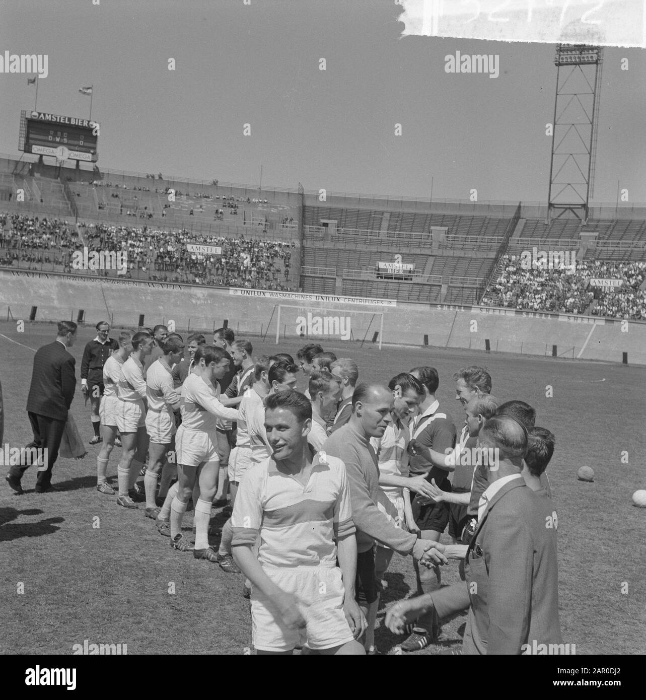 DWS in der Eredivisie durch Sieg über RBC von 5:0. Vor Spielbeginn gratulieren RBC-Spieler ihrem Gegner Datum: 3. Juni 1963 Ort: Amsterdam Schlagwörter: Tributionen, Sport, Fußball Stockfoto