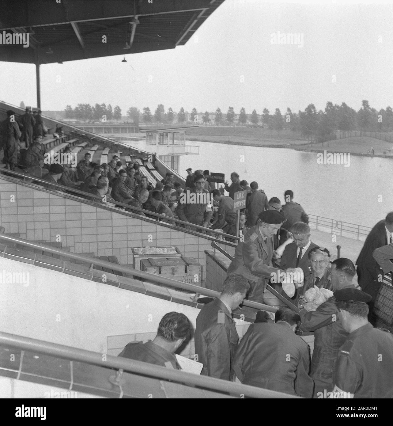 Vorbereitung Übungen Notfallschutz Amsterdam, Anmeldung heute Morgen um 8:00 Uhr Datum: 6. Juni 1963 Ort: Amsterdam, Noord-Holland Schlüsselwörter: Registrierungen, Notabwartung Stockfoto