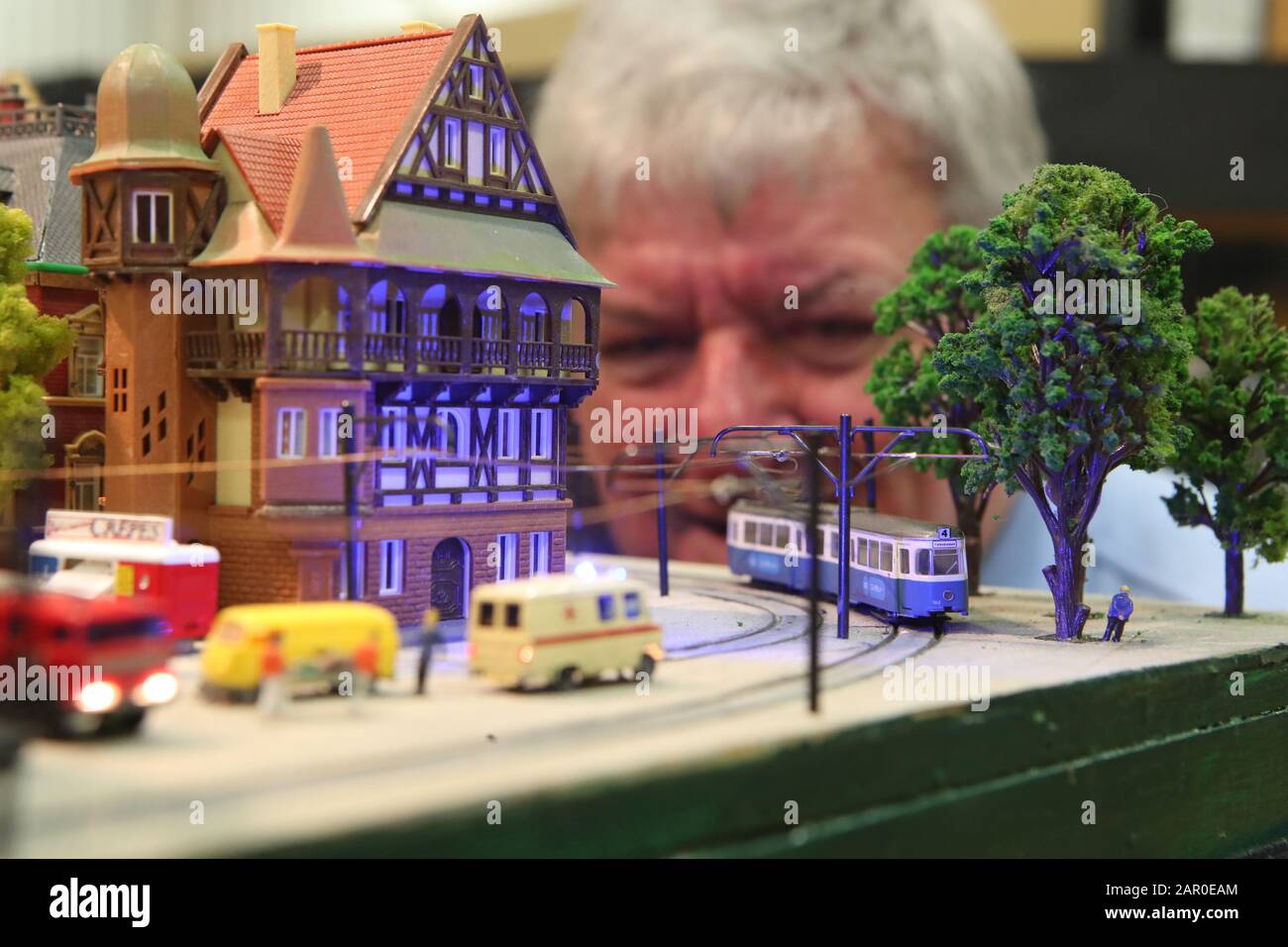 John Brady mit seinem modellfiktionalen Straßenbahnsystem auf der 51. Jährlichen Pontefract Model Railway Exhibition in Pontefract, West Yorkshire. Stockfoto