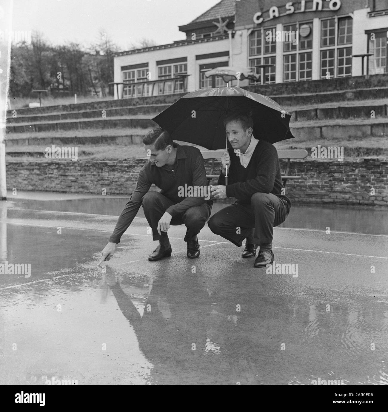 Noordwijk wartet bei schönem Wetter auf ein großes internationales Tennisturnier. Laver (rechts) und Anderson sehen den Track Datum: 20. August 1963 Ort: Noordwijk Schlüsselwörter: Jobs, Tennisturniere Stockfoto
