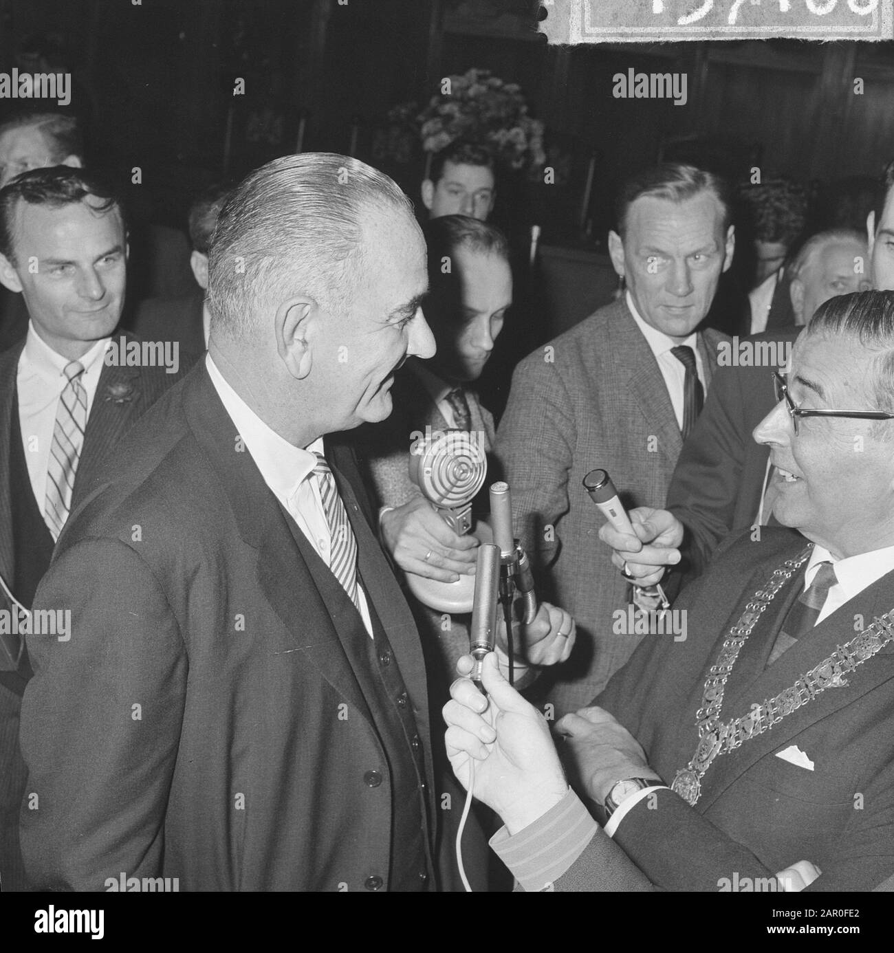 Vizepräsident Lyndon B. Johnson wurde in der Stadthalle in Amsterdam empfangen. Bürgermeister von Hall und Lyndon B. Johnson Datum: 6. November 1963 Ort: Amsterdam, Noord-Holland Schlüsselwörter: Belege, Rathäuser persönlicher Name: Halle, Gijs van Stockfoto