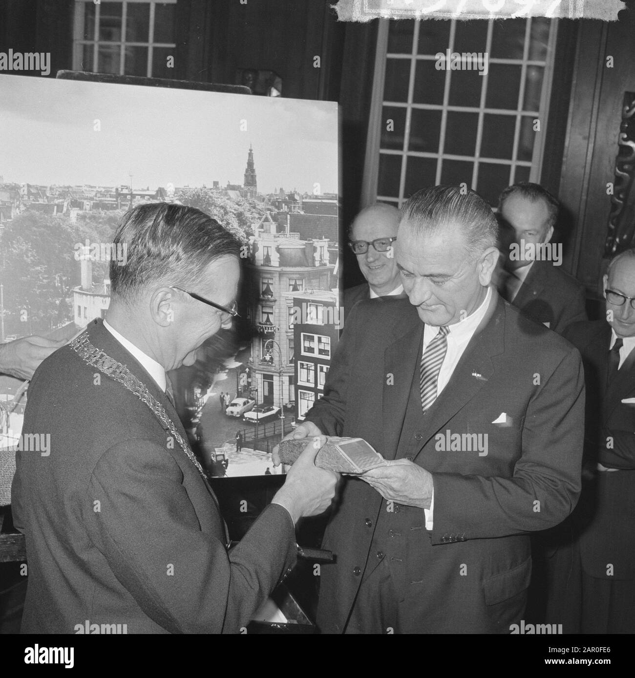 Vizepräsident Lyndon B. Johnson wurde in der Stadthalle in Amsterdam empfangen. Bürgermeister von Hall und Lyndon B. Johnson Datum: 6. November 1963 Ort: Amsterdam, Noord-Holland Schlüsselwörter: Belege, Rathäuser persönlicher Name: Halle, Gijs van Stockfoto
