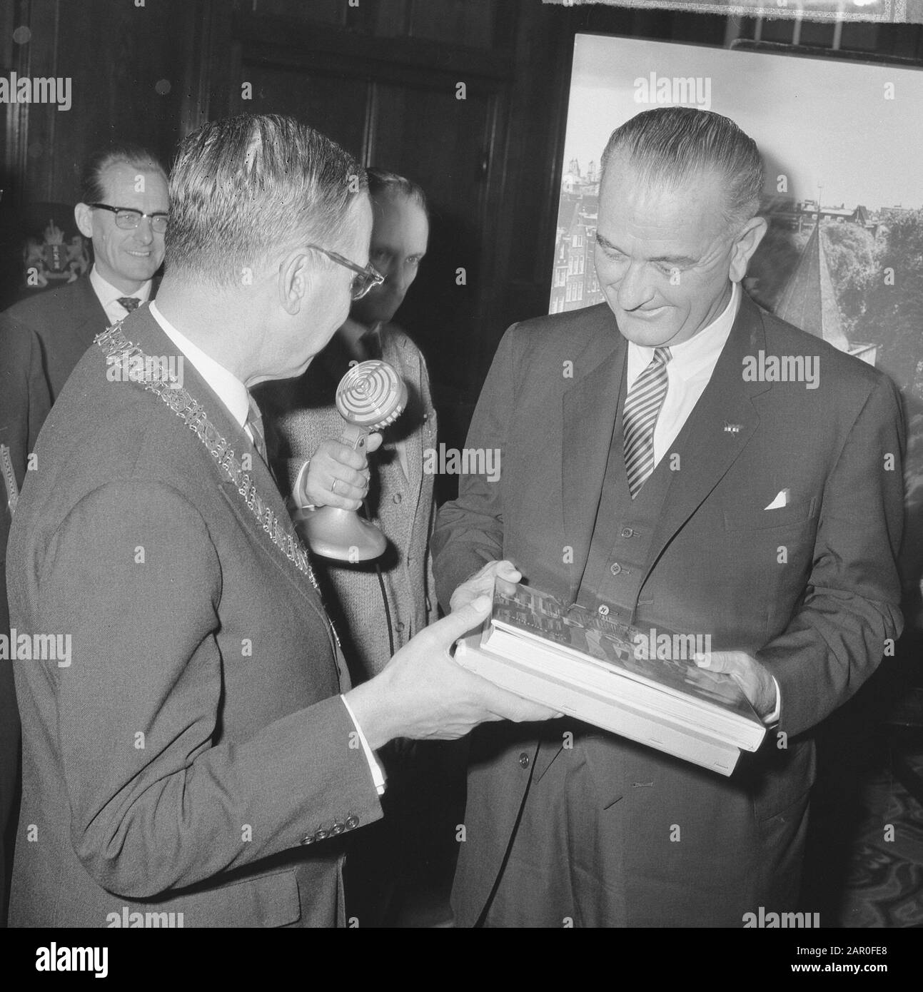 Vizepräsident Lyndon B. Johnson wurde in der Stadthalle in Amsterdam empfangen. Bürgermeister von Hall und Lyndon B. Johnson Datum: 6. November 1963 Ort: Amsterdam, Noord-Holland Schlüsselwörter: Belege, Rathäuser persönlicher Name: Halle, Gijs van Stockfoto