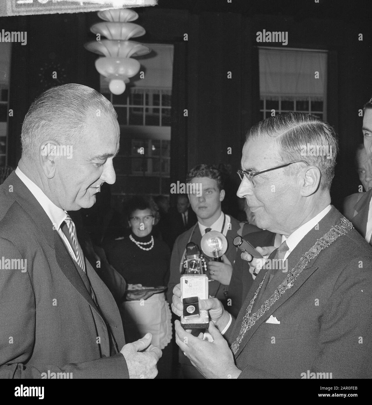 Vizepräsident Lyndon B. Johnson wurde in der Stadthalle in Amsterdam empfangen. Bürgermeister von Hall und Lyndon B. Johnson Datum: 6. November 1963 Ort: Amsterdam, Noord-Holland Schlüsselwörter: Belege, Rathäuser persönlicher Name: Halle, Gijs van Stockfoto