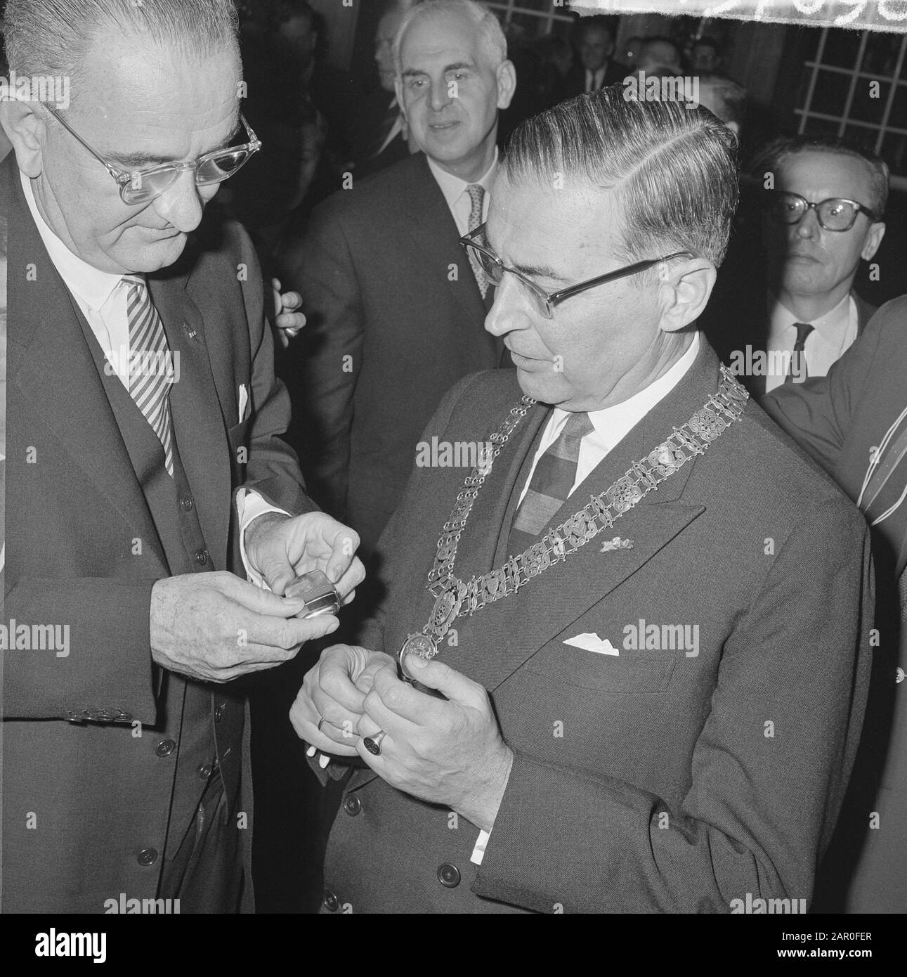 Vizepräsident Lyndon B. Johnson wurde in der Stadthalle in Amsterdam empfangen. Bürgermeister von Hall und Lyndon B. Johnson Datum: 6. November 1963 Ort: Amsterdam, Noord-Holland Schlüsselwörter: Belege, Rathäuser persönlicher Name: Halle, Gijs van Stockfoto
