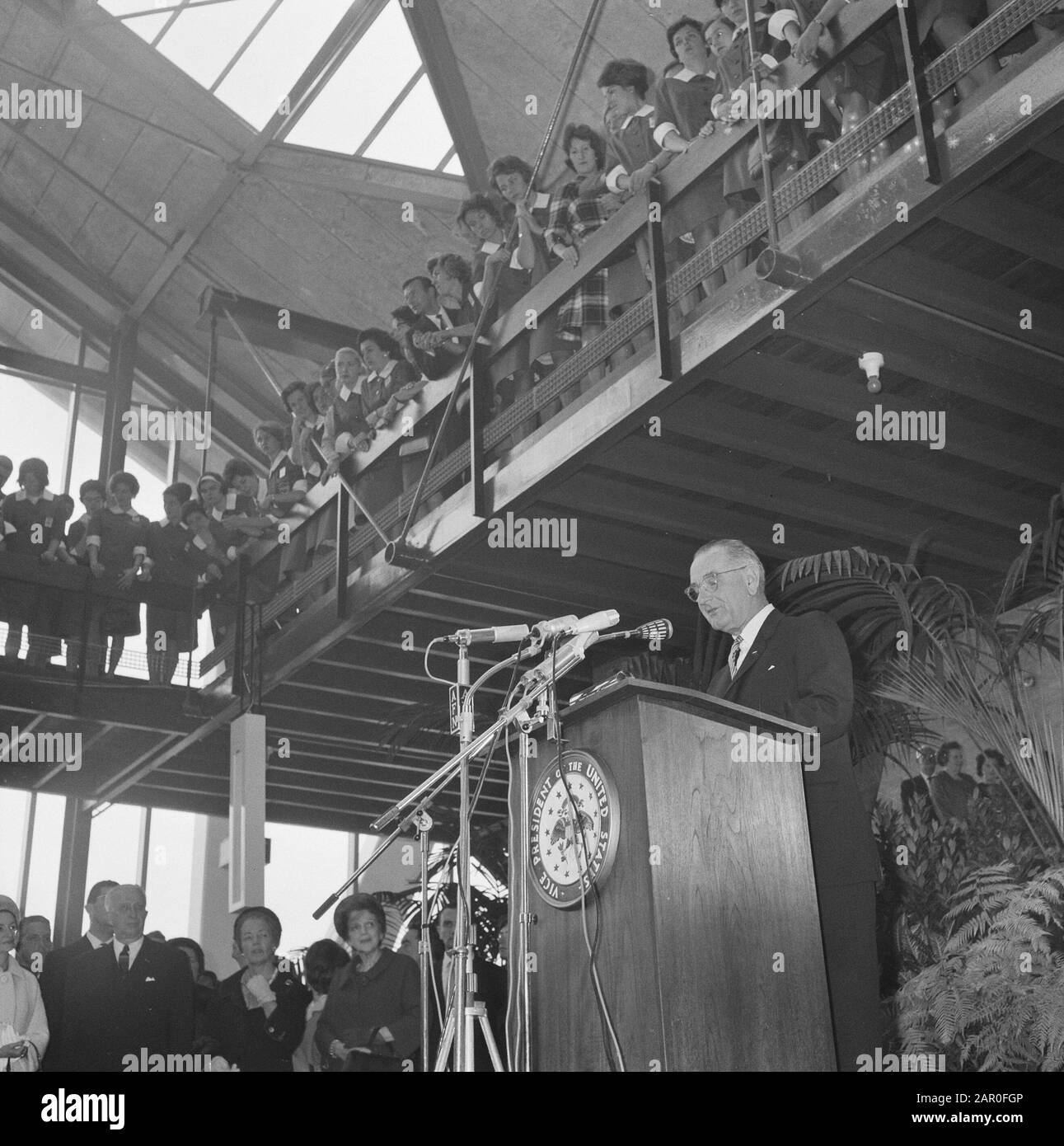 Lyndon Johnson eröffnete die Ausstellung für Ernährung und Landwirtschaft in RAI. Johnson zur Eröffnung Datum: 8. November 1963 Ort: Amsterdam, Noord-Holland Schlüsselwörter: Eröffnungsreden, Ausstellungen Personenname: Johnson Lyndon Institutioneller Name: RAI Stockfoto