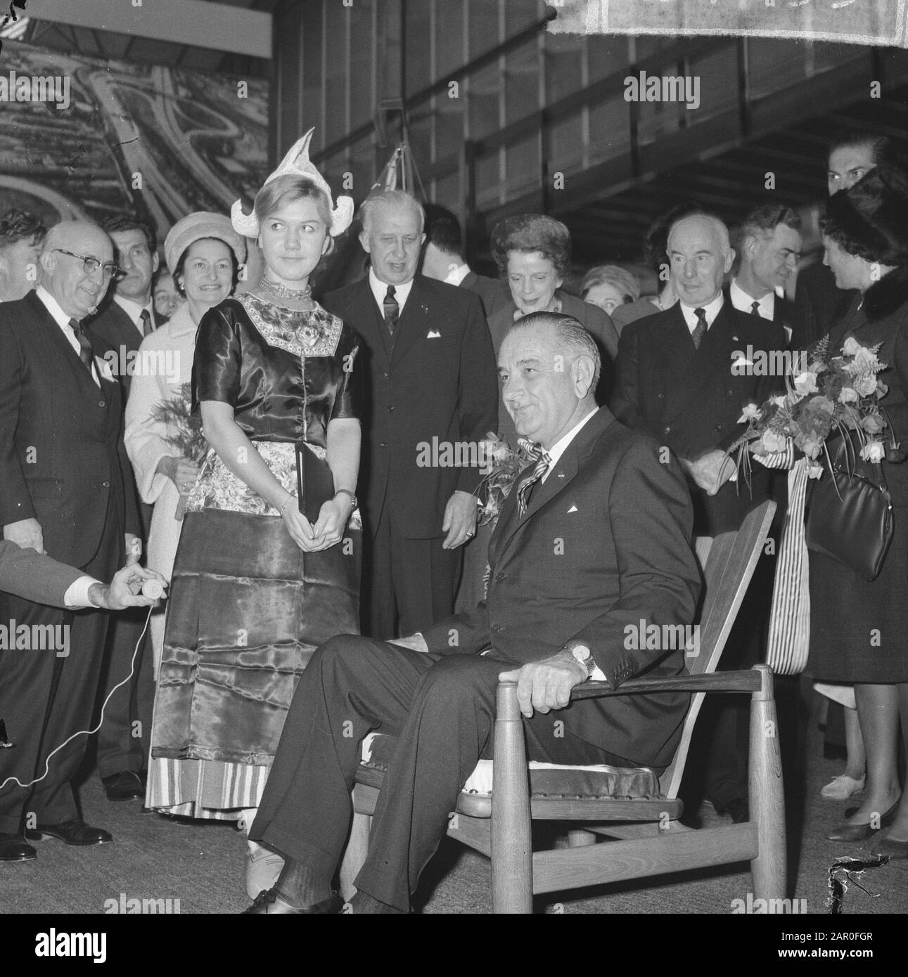 Lyndon Johnson eröffnete die Ausstellung für Ernährung und Landwirtschaft in RAI. Johnson machte dankbar Gebrauch vom Sessel nach dem Tourdatum: 8. November 1963 Ort: Amsterdam, Noord-Holland Schlüsselwörter: Touren, Ausstellungen persönlicher Name: Johnson Lyndon Institutionname: RAI Stockfoto