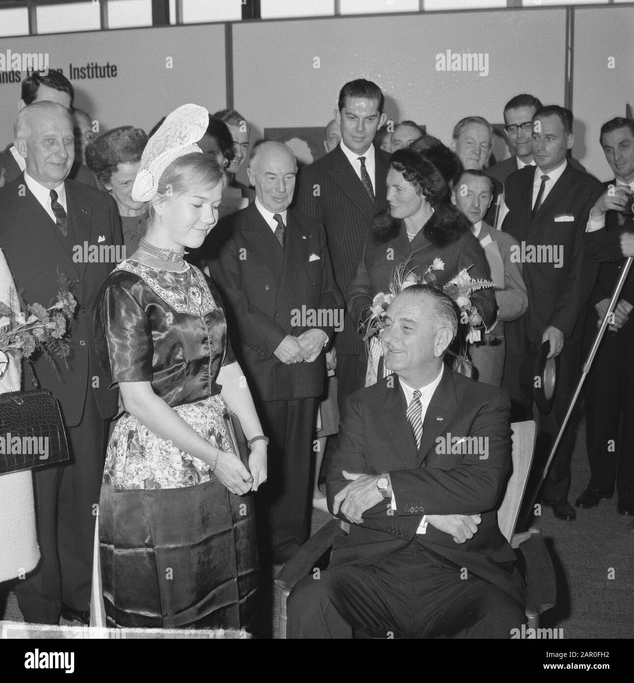 Lyndon Johnson eröffnete die Ausstellung für Ernährung und Landwirtschaft in RAI. Johnson auf dem Sitz neben ihm Volendamse Datum: 8. November 1963 Ort: Amsterdam, Noord-Holland Schlüsselwörter: Stühle, Ausstellungen persönlicher Name: Johnson Lyndon Institution Name: RAI Stockfoto