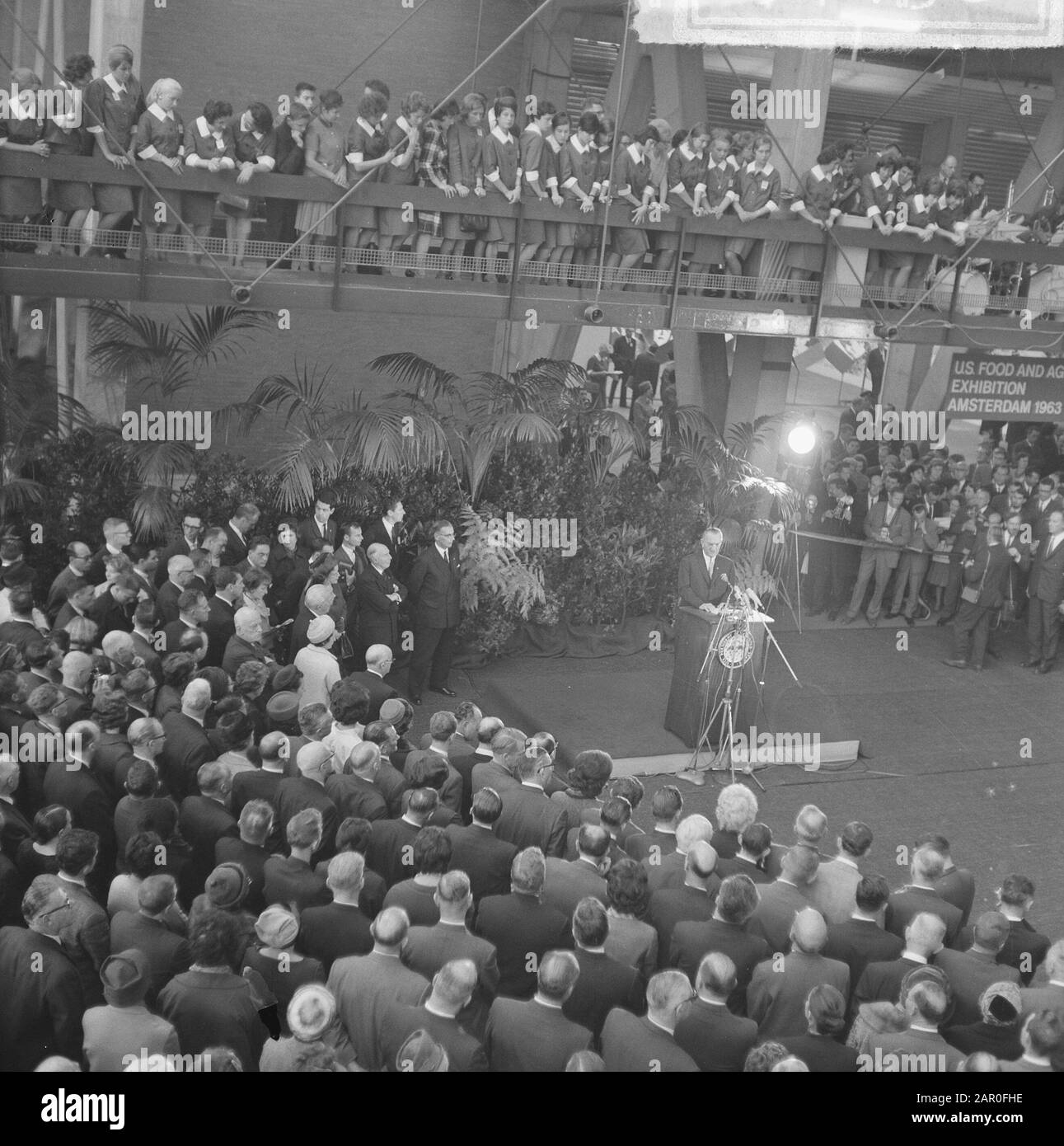Lyndon Johnson eröffnete die Ausstellung für Ernährung und Landwirtschaft in RAI. Johnson zur Eröffnung Datum: 8. November 1963 Ort: Amsterdam, Noord-Holland Schlüsselwörter: Eröffnungsreden, Ausstellungen Personenname: Johnson Lyndon Institutioneller Name: RAI Stockfoto