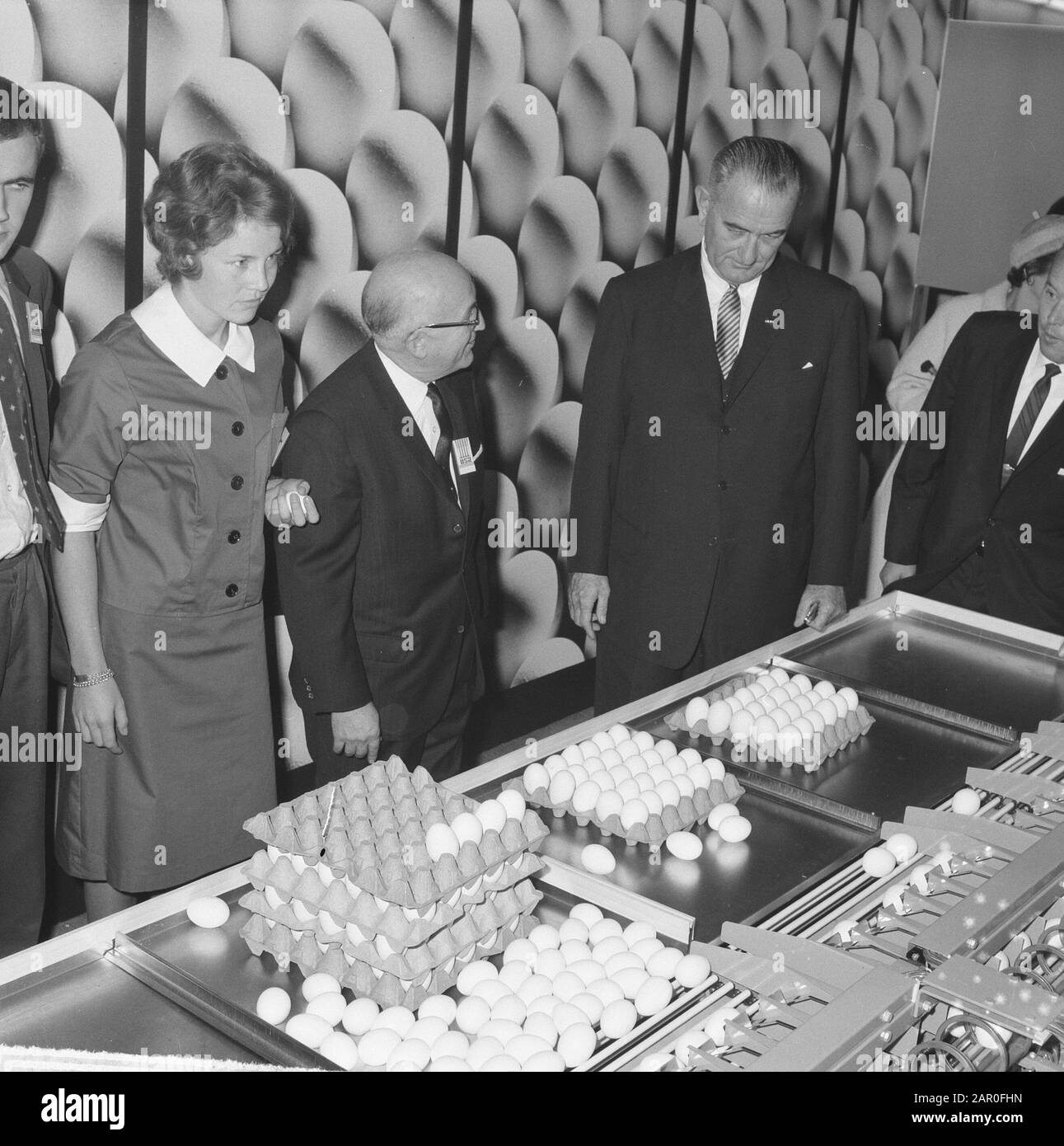 Lyndon Johnson eröffnete die Ausstellung für Ernährung und Landwirtschaft in RAI. Am Eierstand Datum: 8. November 1963 Ort: Amsterdam, Noord-Holland Schlagwörter: Ausstellungen persönlicher Name: Johnson Lyndon Institutionenname: RAI Stockfoto