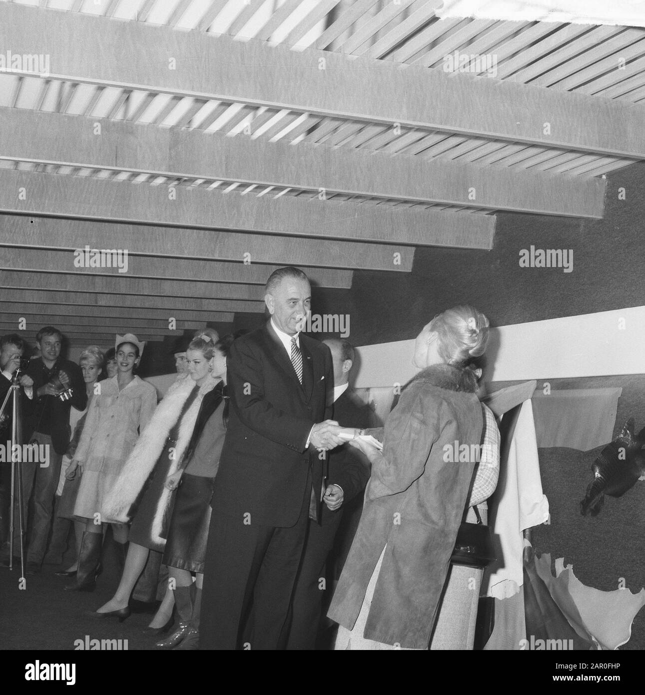 Lyndon Johnson eröffnete die Ausstellung für Ernährung und Landwirtschaft in RAI. Johnson an einer der Stände Datum: 8. November 1963 Ort: Amsterdam, Noord-Holland Schlüsselwörter: Stände, Ausstellungen persönlicher Name: Johnson Lyndon Institutionenname: RAI Stockfoto