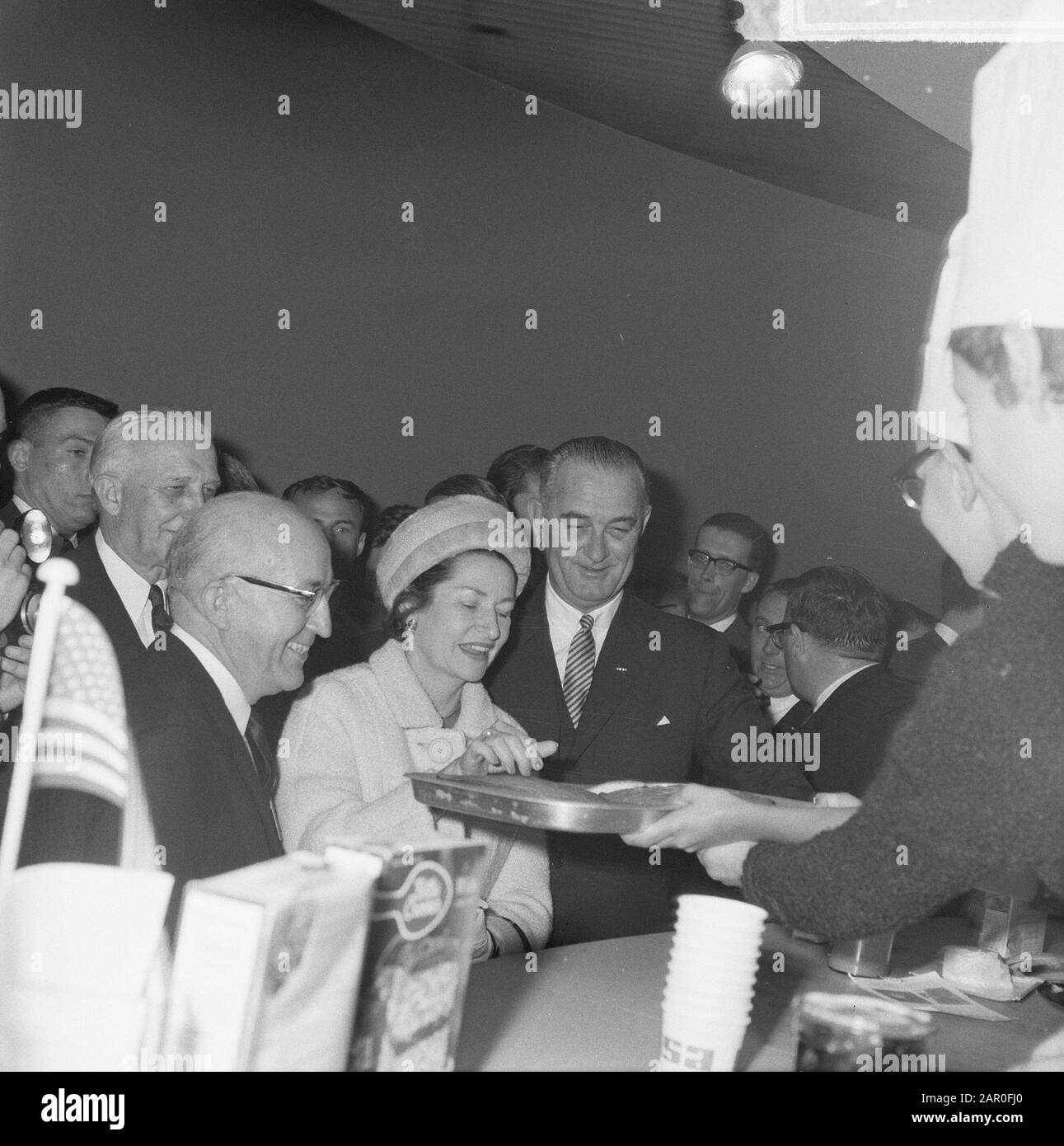 Lyndon Johnson eröffnete die Ausstellung für Ernährung und Landwirtschaft in RAI. Johnson mit Frau Datum: 8. November 1963 Ort: Amsterdam, Noord-Holland Schlagwörter: Frau, Ausstellungen persönlicher Name: Johnson Lyndon Institutionenname: RAI Stockfoto