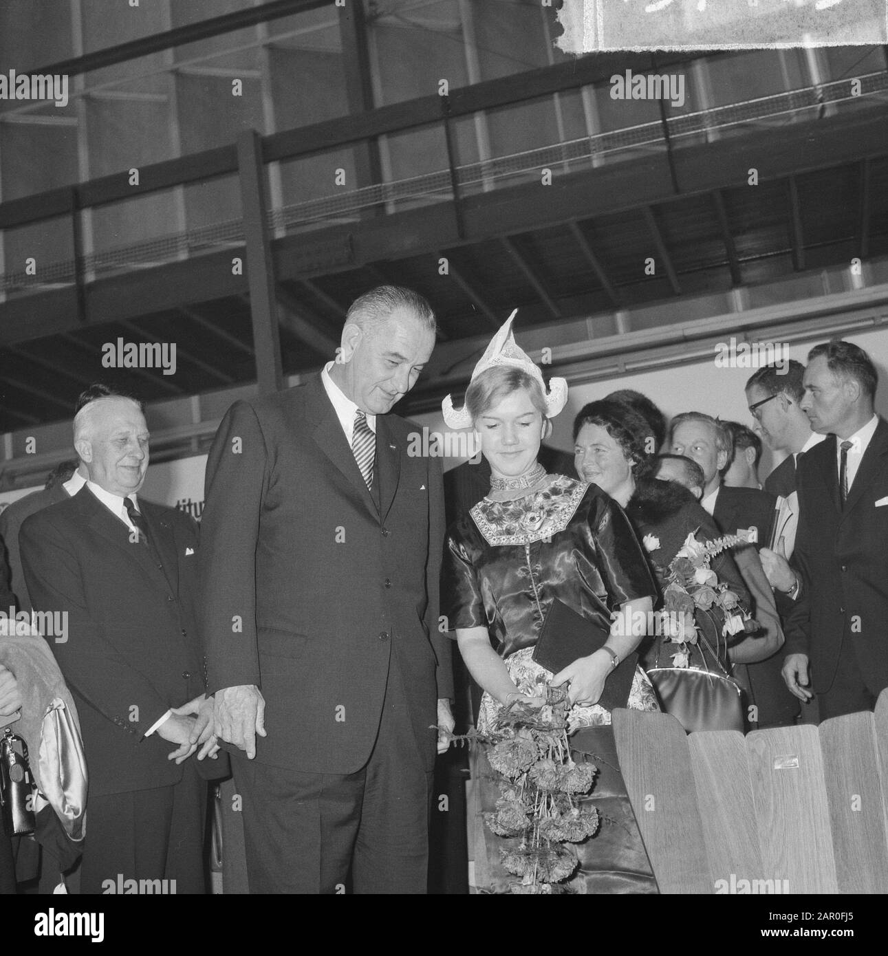 Lyndon Johnson eröffnete die Ausstellung für Ernährung und Landwirtschaft in RAI. Johnson mit Frau Datum: 8. November 1963 Ort: Amsterdam, Noord-Holland Schlagwörter: Frau, Ausstellungen persönlicher Name: Johnson Lyndon Institutionenname: RAI Stockfoto
