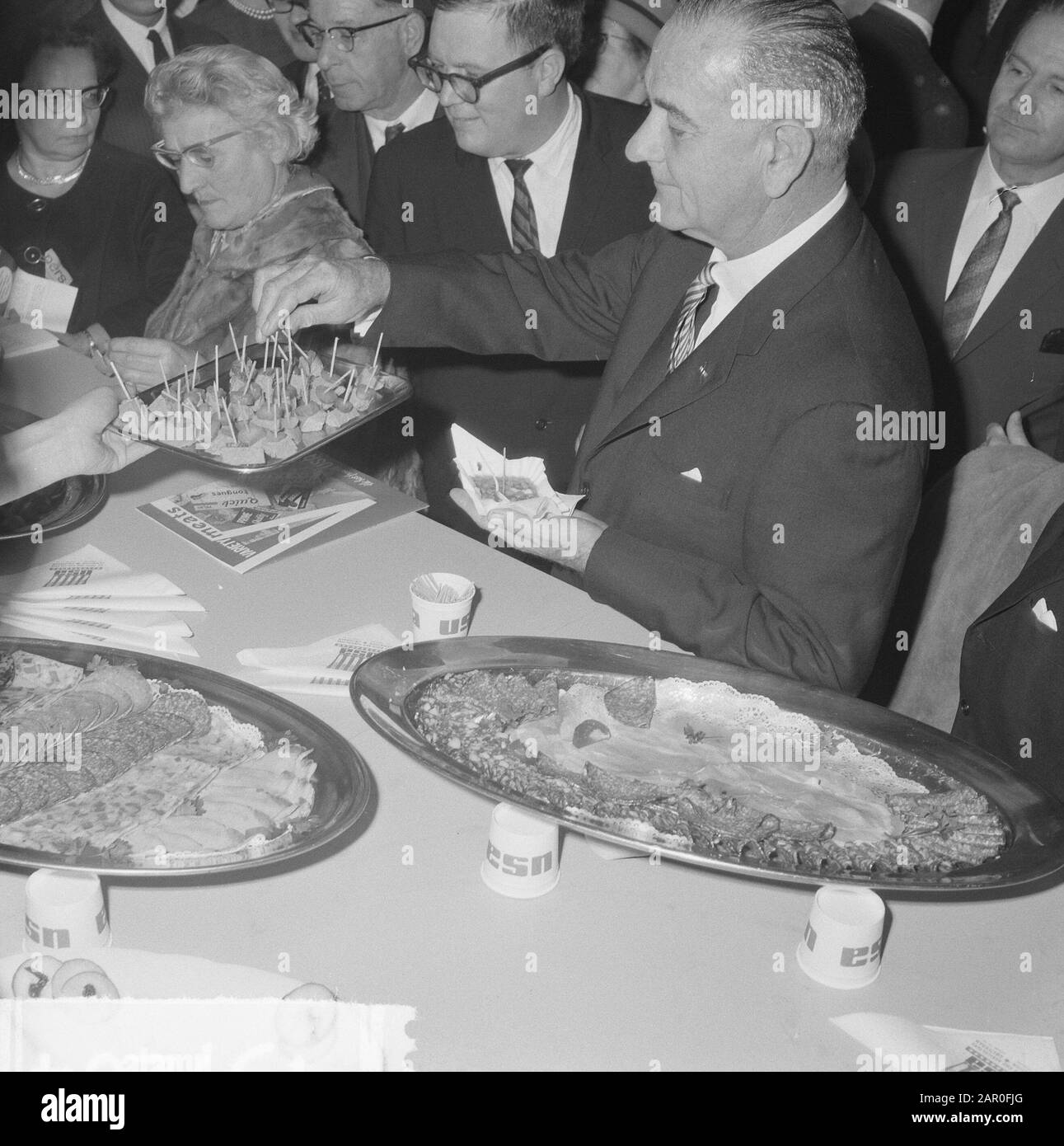 Lyndon Johnson eröffnete die Ausstellung für Ernährung und Landwirtschaft in RAI. Johnson mit Frau Datum: 8. November 1963 Ort: Amsterdam, Noord-Holland Schlagwörter: Frau, Ausstellungen persönlicher Name: Johnson Lyndon Institutionenname: RAI Stockfoto