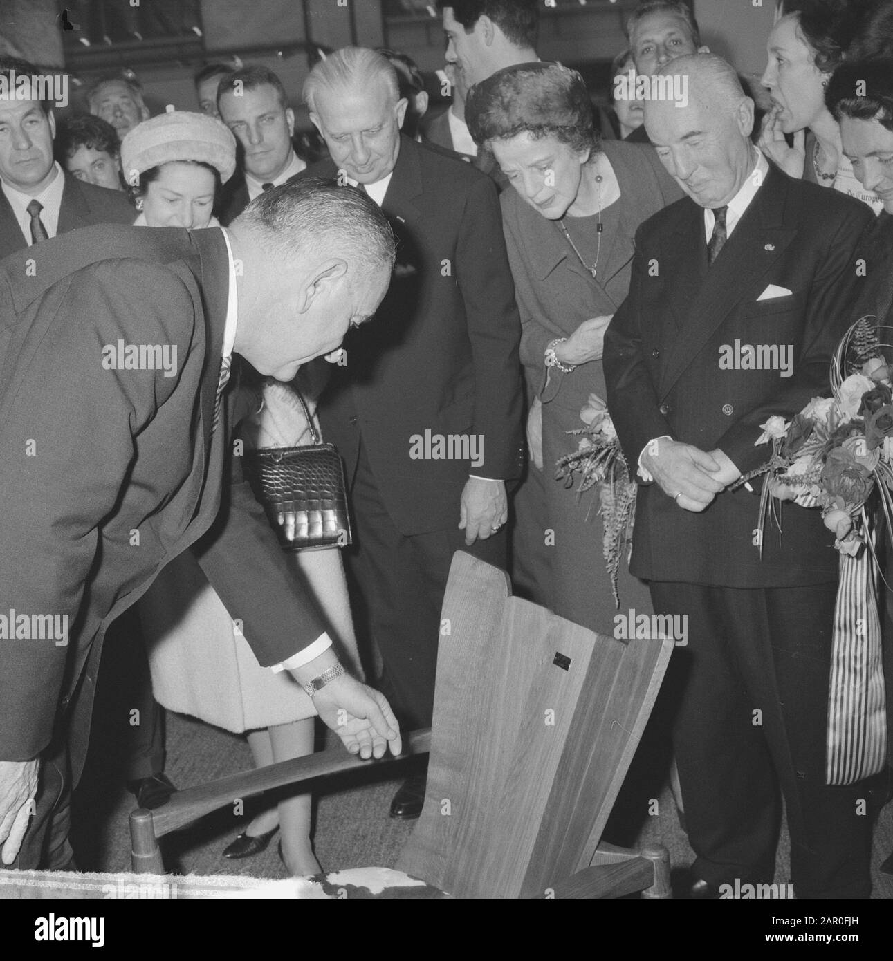 Lyndon Johnson eröffnete die Ausstellung für Ernährung und Landwirtschaft in RAI. Johnson an einer der Stände Datum: 8. November 1963 Ort: Amsterdam, Noord-Holland Schlüsselwörter: Stände, Ausstellungen persönlicher Name: Johnson Lyndon Institutionenname: RAI Stockfoto