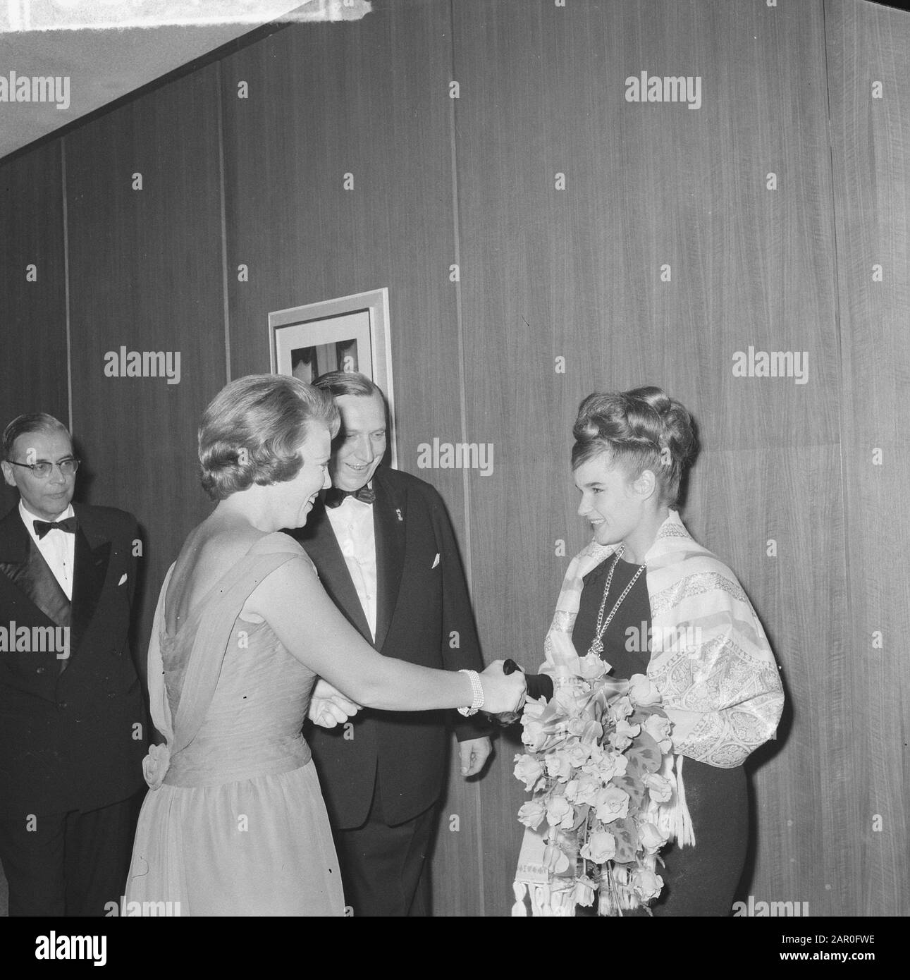 Soiree de Bonne Volonte 1963 im Hilton Hotel Amsterdam. IMCA Marina überreichte Prinzessin Beatrix ein Blumenstrauß Rosen, linker Bürgermeister von Hall Datum: 8. november 1963 Ort: Amsterdam, Noord-Holland Schlüsselwörter: Rosen, überreichen des Personennamens: Beatrix, Princess Institution Name: Hilton Hotel Stockfoto