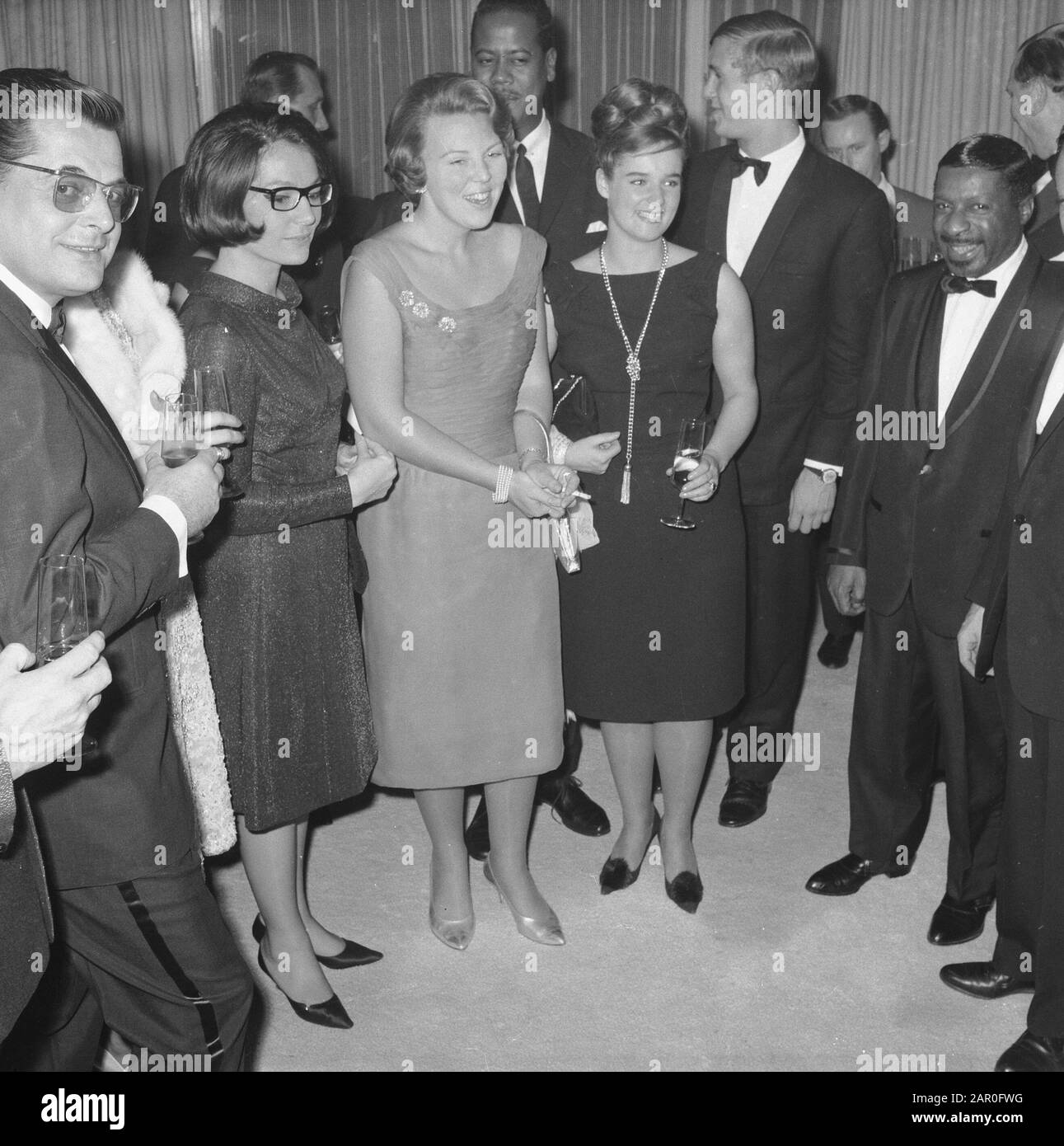 Soiree de Bonne Volonte 1963 im Hilton Hotel Amsterdam; Gerhard Wendland, Nana Mouskouri, Prinzessin Beatrix, Imca Marina, Edwin Rutten, Erroll Garner, Max [...] Datum: 8. November 1963 Ort: Amsterdam, Noord-Holland persönlicher Name: Beatrix (Crown Princess Netherlands), Garner, Errol, Marina, Imca, Mouskouri, Edwin Nana Institution, Hilton Stockfoto