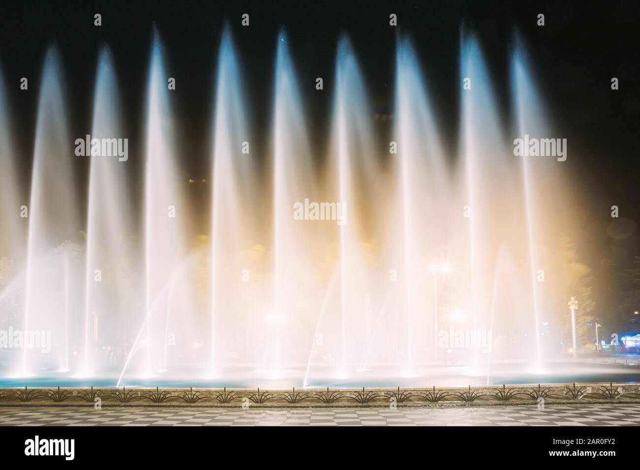 Batumi, Adscharien, Georgia. Singen und tanzen Brunnen ist lokaler Grenzstein am Boulevard Brunnen. Nacht-Beleuchtung. Stockfoto