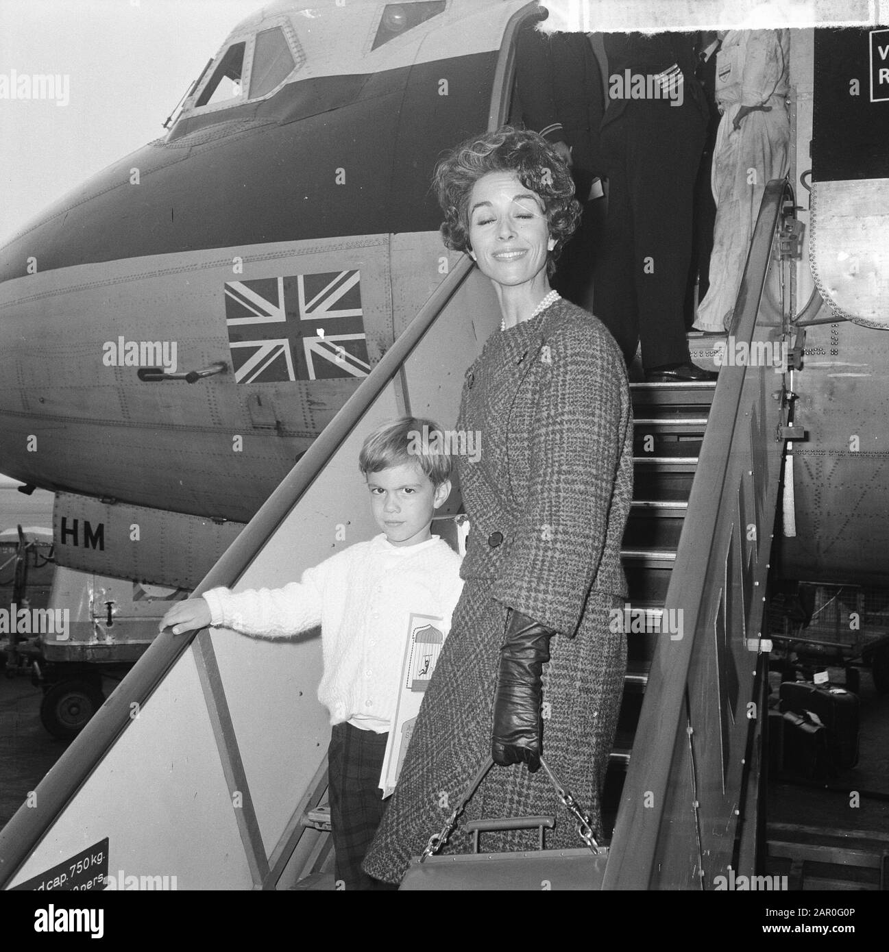 Filmstar Dana Wynter mit Son Mark auf Schiphol Datum: 23. september 1963 Standort: Noord-Holland, Schiphol Stockfoto