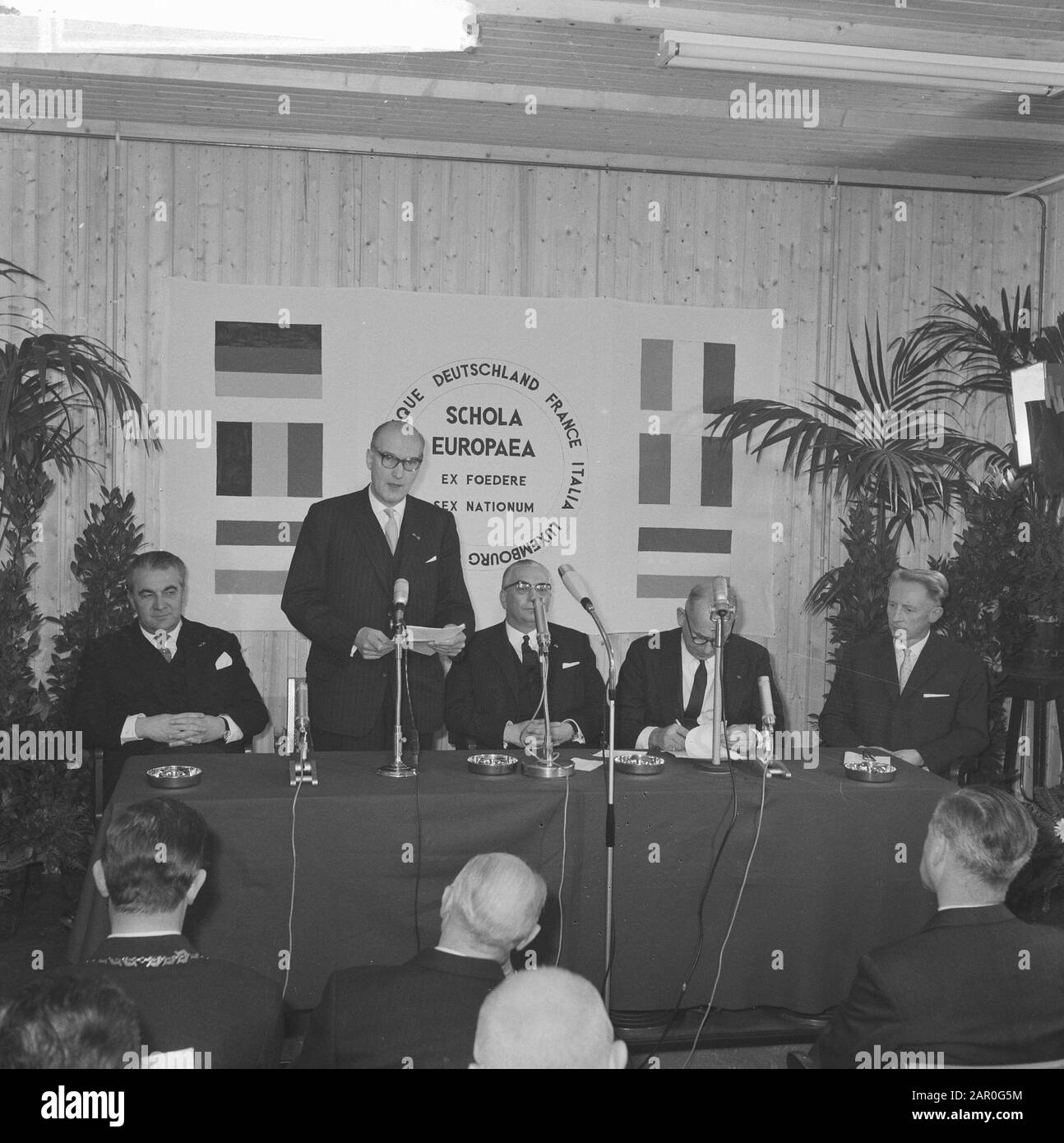 Die Europäische Schule in Mons wurde von Minister H. Bot eröffnet. Minister Bot während der Eröffnungsrede Herr E. M. J. A. Sassen, Minister Bot, van Houtte, P. de Great Date: 7. Dezember 1963 Ort: Bergen Schlüsselwörter: OPENENS, Eröffnungsreden, Schulen Personname: Bot, Theo Stockfoto