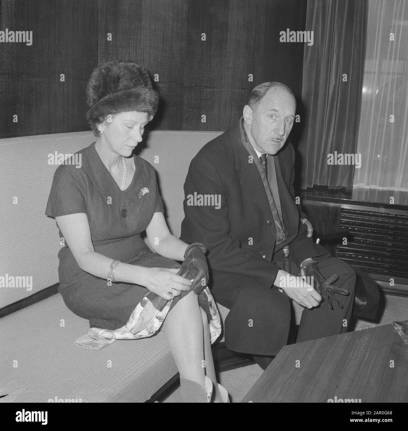 Minister Luns und Ehefrau verließen Kopenhagen zum offiziellen Besuch Datum: 9. Dezember 1963 Schlüsselwörter: Frau, Minister persönlicher Name: LUNs, J.A.M. H., Luns, Joseph Stockfoto