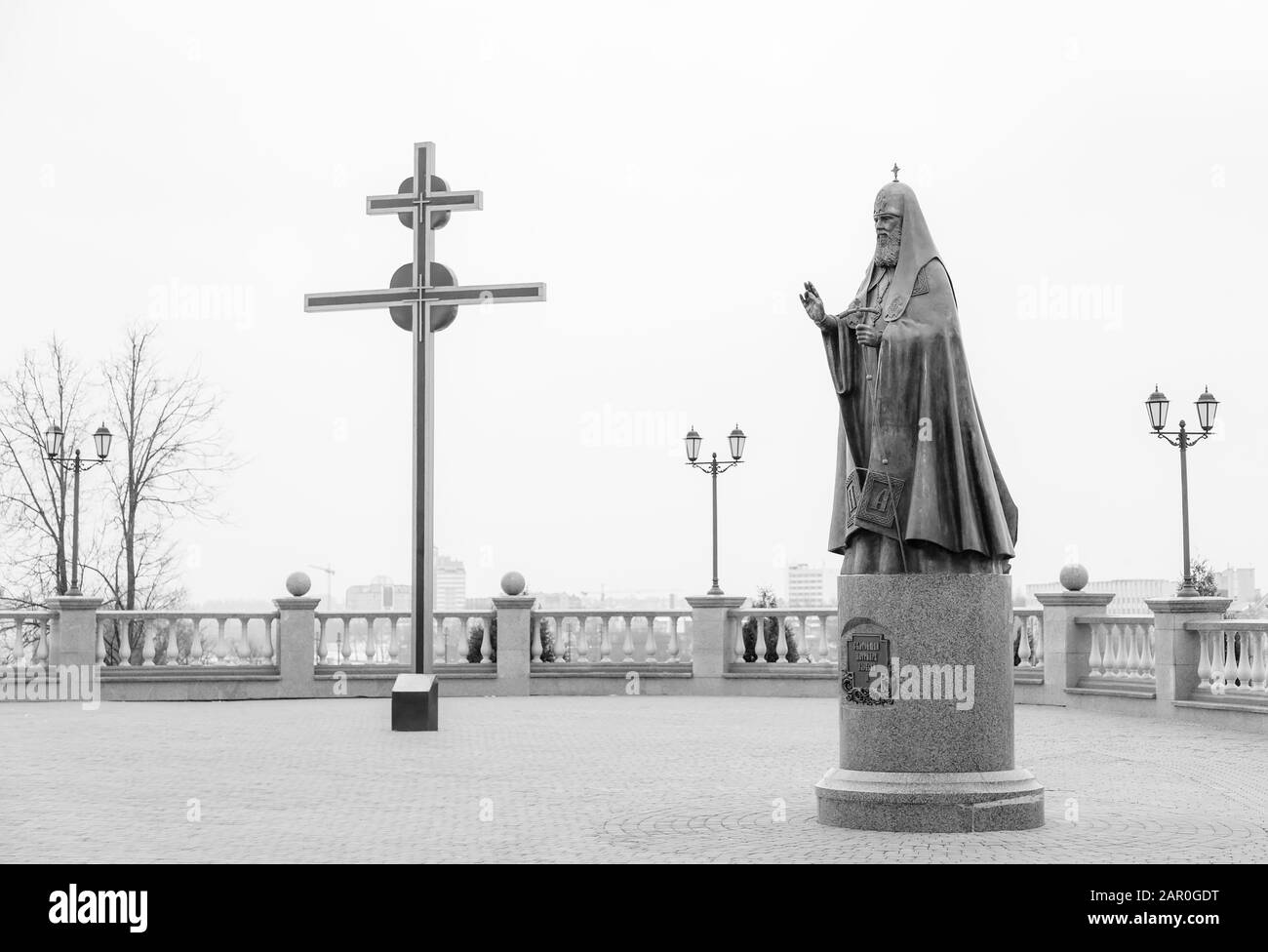 Wiebsk, WEISSRUSSLAND - 21. FEBRUAR 2016: Denkmal für Patriarch Alexy II. In der Nähe der Heiligen Dormition-Kathedrale. Wiebsk. Weißrussland Stockfoto
