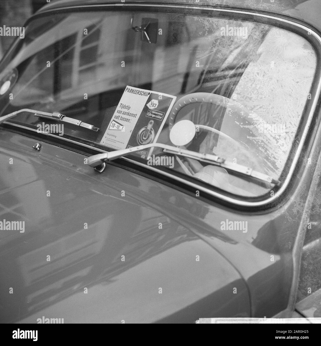 In Leiden Parkscheibe eingelegt. Eine deutlich am Autotermin angebrachte  Parkscheibe: 25. November 1963 Ort: Leiden, Zuid-Holland Schlagwörter: Autos,  Parkscheiben Stockfotografie - Alamy