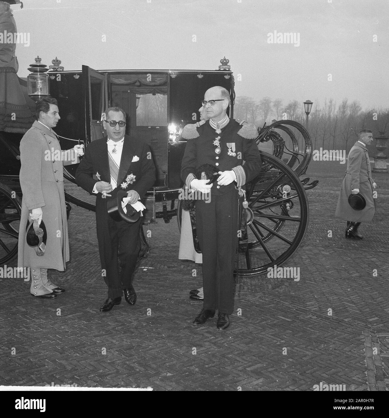 Königin Juliana empfängt den Botschafter von Jordanien im Palast Huis ten Bosch, Midhat Coma Datum: 28. November 1963 Standort: Den Haag, Zuid-Holland Schlüsselwörter: Botschafter, Diplomaten persönlicher Name: Koma, Midhat-Institution Name: Paleis Huis ten Bosch Stockfoto
