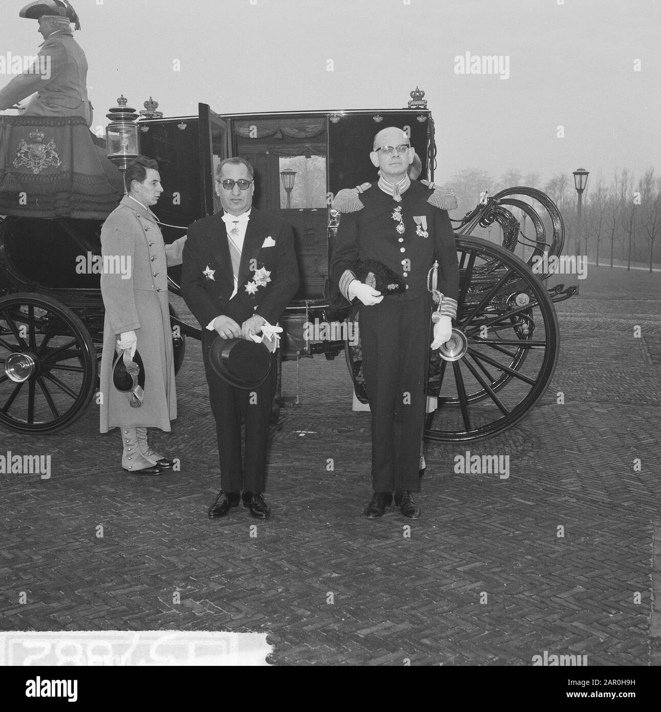 Königin Juliana empfängt im Palast Huis ten Bosch den Botschafter von Jordanien, Midhat Coma Datum: 28. November 1963 Standort: Den Haag, Zuid-Holland Schlüsselwörter: Queens persönlicher Name: Koma, Midhat Institutionname: Paleis Huis ten Bosch Stockfoto