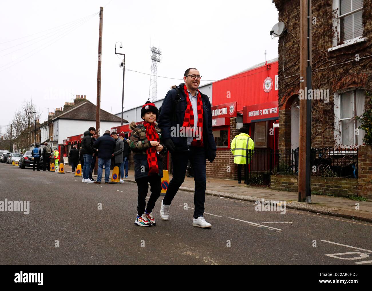 Griffin Park, London, Großbritannien. Januar 2020. English FA Cup Football, Brentford FC gegen Leicester City; Brentford-Fans, die am Griffin Park vorbeilaufen - Ausschließlich redaktionelle Verwendung. Keine Verwendung mit nicht autorisierten Audio-, Video-, Daten-, Regallisten-, Club-/Liga-Logos oder Live-Diensten. Die Online-Nutzung ist auf 120 Bilder beschränkt, keine Videoemulation. Keine Verwendung bei Wetten, Spielen oder Einzelspielen/Liga-/Spielerveröffentlichungen Credit: Action Plus Sports/Alamy Live News Stockfoto
