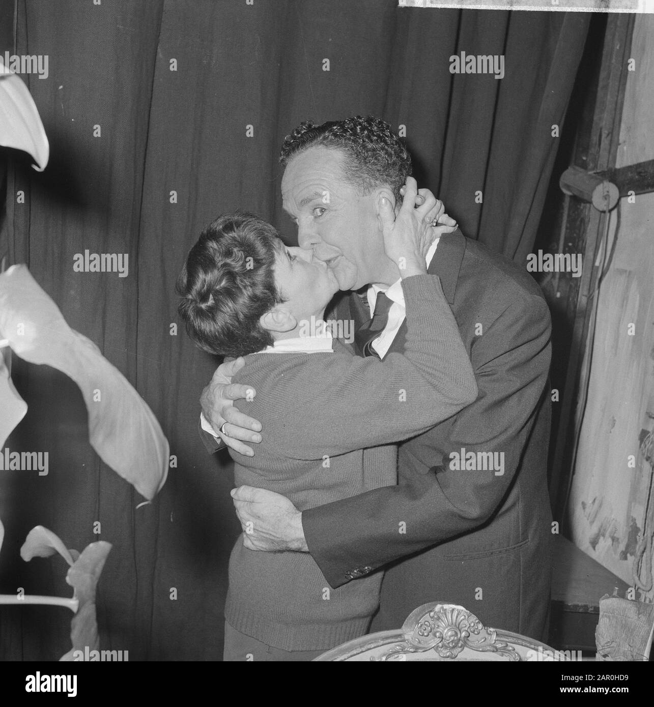 Wim Kan am Silvesterabend für Radio, Wim Kan und Corry Vonk Datum: 30. Dezember 1963 Personenname: Kan, Wim, Spark, Corry Stockfoto