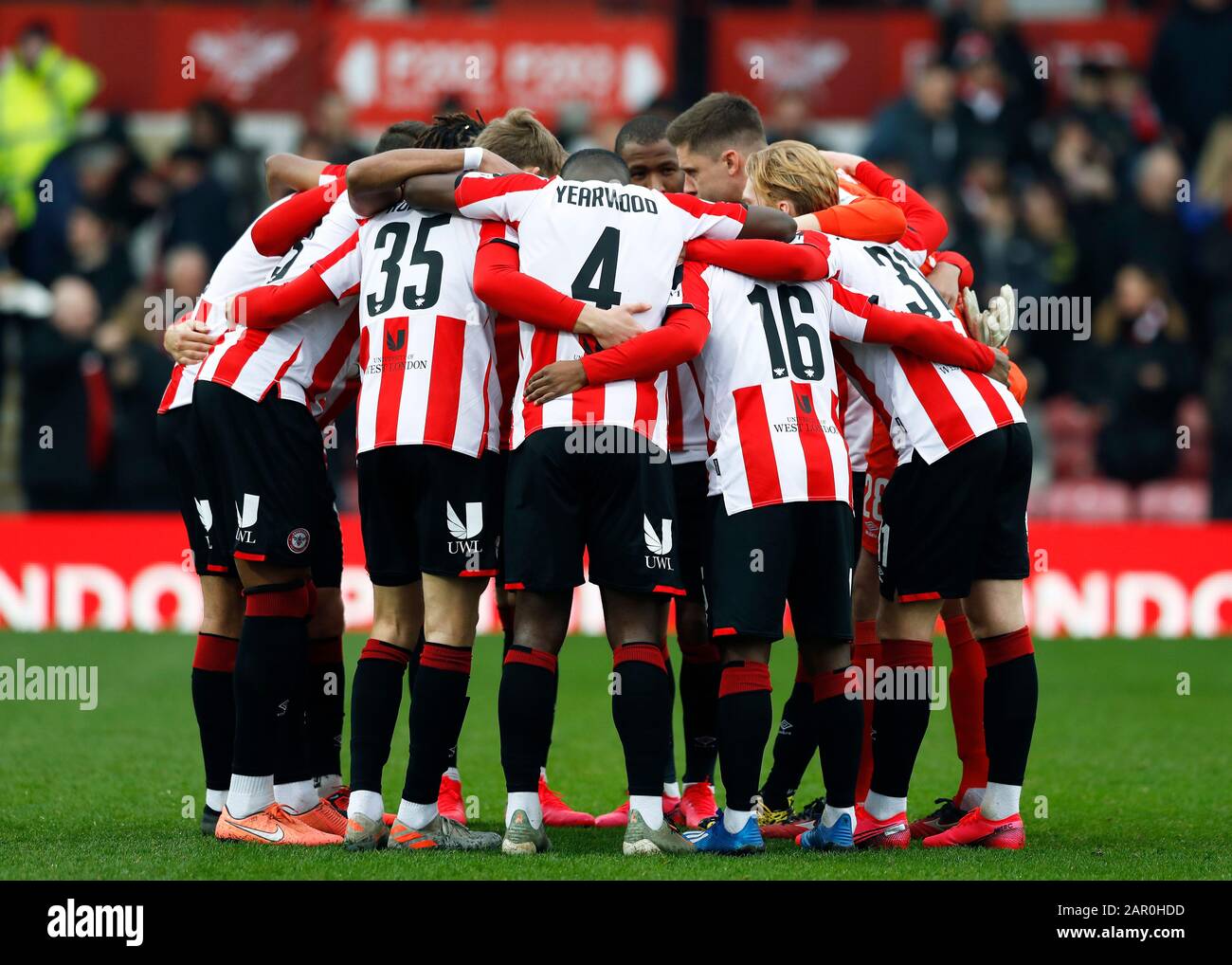 Griffin Park, London, Großbritannien. Januar 2020. English FA Cup Football, Brentford FC gegen Leicester City; Brentford beginnt elf Huddle vor dem Start - Streng redaktioneller Gebrauch. Keine Verwendung mit nicht autorisierten Audio-, Video-, Daten-, Regallisten-, Club-/Liga-Logos oder Live-Diensten. Die Online-Nutzung ist auf 120 Bilder beschränkt, keine Videoemulation. Keine Verwendung bei Wetten, Spielen oder Einzelspielen/Liga-/Spielerveröffentlichungen Credit: Action Plus Sports/Alamy Live News Stockfoto