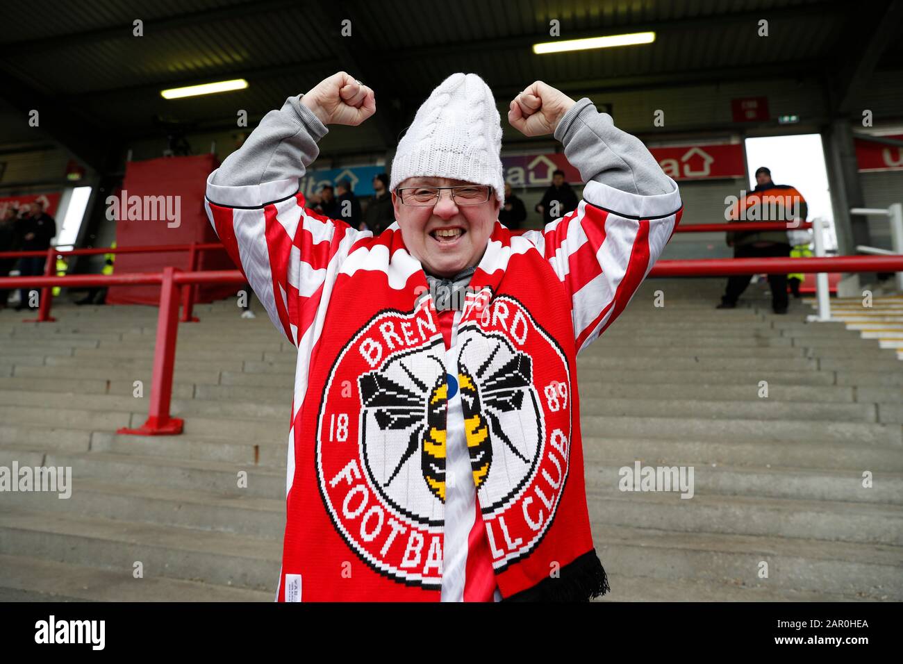 Griffin Park, London, Großbritannien. Januar 2020. English FA Cup Football, Brentford FC gegen Leicester City; Brentford-Fans jubeln im Griffin Park - Ausschließlich redaktionelle Verwendung. Keine Verwendung mit nicht autorisierten Audio-, Video-, Daten-, Regallisten-, Club-/Liga-Logos oder Live-Diensten. Die Online-Nutzung ist auf 120 Bilder beschränkt, keine Videoemulation. Keine Verwendung bei Wetten, Spielen oder Einzelspielen/Liga-/Spielerveröffentlichungen Credit: Action Plus Sports/Alamy Live News Stockfoto