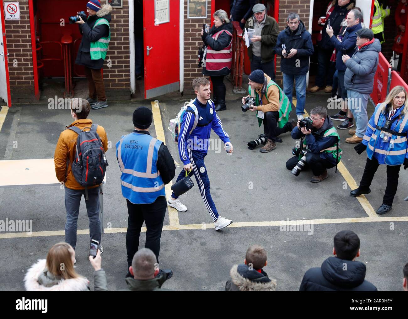Griffin Park, London, Großbritannien. Januar 2020. English FA Cup Football, Brentford FC gegen Leicester City; James Maddison von Leicester City, der im Griffin Park ankommt - Ausschließlich redaktionelle Verwendung. Keine Verwendung mit nicht autorisierten Audio-, Video-, Daten-, Regallisten-, Club-/Liga-Logos oder Live-Diensten. Die Online-Nutzung ist auf 120 Bilder beschränkt, keine Videoemulation. Keine Verwendung bei Wetten, Spielen oder Einzelspielen/Liga-/Spielerveröffentlichungen Credit: Action Plus Sports/Alamy Live News Stockfoto